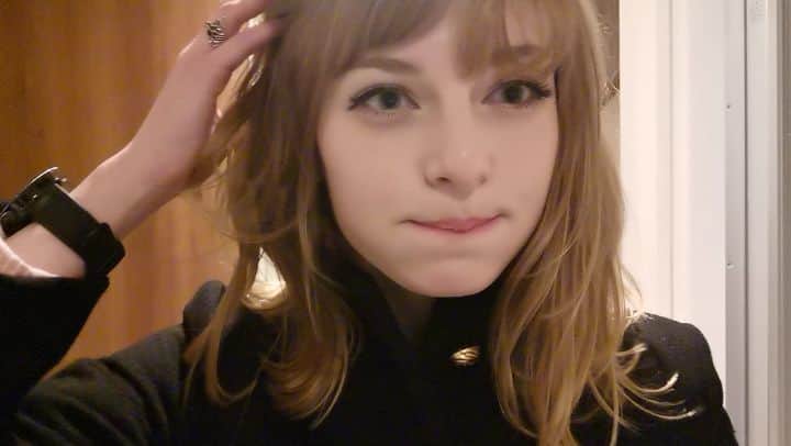 Ella Freyaのインスタグラム：「Oh by the way didn't I say I got a haircut 😅 that's a rare event for me. あ、そういえば　髪を切った事を言ってなかったね, これは私にとって珍しい事なんです。」