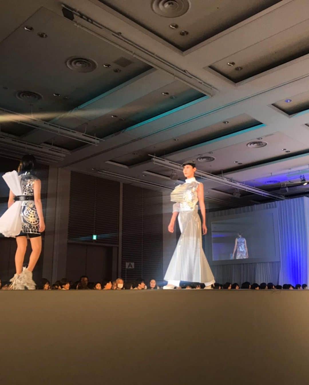 Yuika Matsuさんのインスタグラム写真 - (Yuika MatsuInstagram)「. 2020 UEDA GAKUEN COLLECTION Calaors -時代の色彩- . . . 最大級のファッションショー 200点以上の作品をプロモデル達が着用し ランウェイを歩きました。 . どの作品も凄く格好良かった . . . #ピベルテブルーム#pibertebloom #yuika #モデル事務所#上田学園コレクション  #上田安子服飾専門学校 #上コレ #グランフロント大阪」2月19日 20時14分 - yuika00802