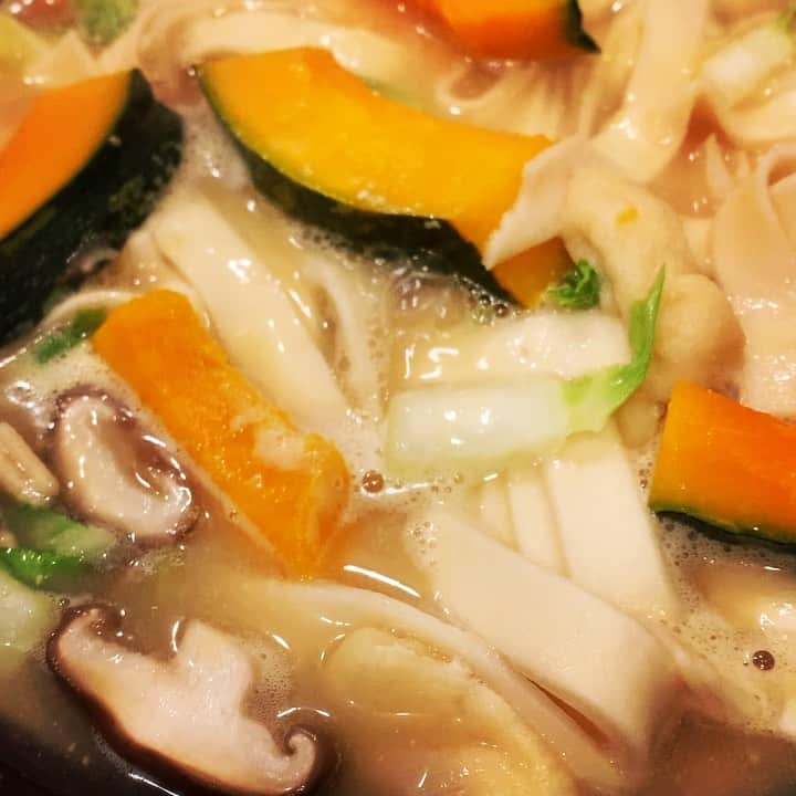 佐藤智美のインスタグラム：「おほうとう… 作り申した〜〜〜🍲✨✨✨ #ほうとう  #山梨グルメ  #お土産 #かぼちゃ #おほうとう  #今日の晩御飯」