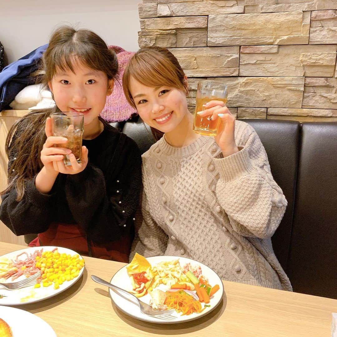 安藤瞳さんのインスタグラム写真 - (安藤瞳Instagram)「りさちゃんに会えたー😊 いつも応援してくれてありがとう✨💕 頑張るジュニアボウラーから、私も元気を沢山もらえる😊✨ #ジュニアボウラー #頑張る元気 #応援の力」2月19日 20時18分 - hitomiandoh