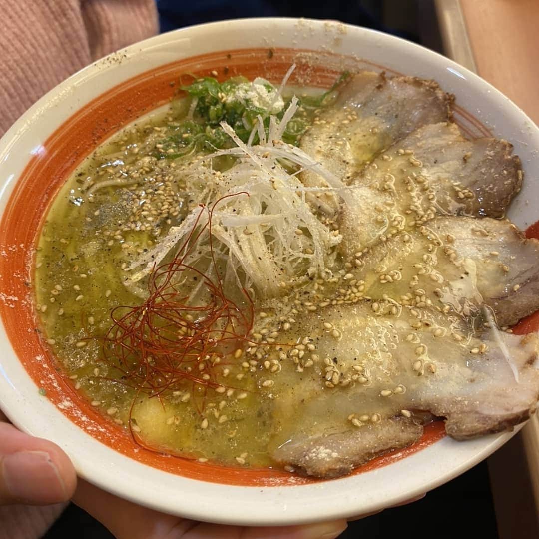 岩野理沙さんのインスタグラム写真 - (岩野理沙Instagram)「けんちゃんラーメン風来坊の 新メニュー🍜🍥 バジルとんこつラーメン❤️ 豚骨の旨味とチーズのコク、バジルの香りとさわやかさ、 後味がさっぱりで、 スープまで飲み干しちゃいました❤️ ちゃっかり、追い飯まで🍚  すっごく美味しかったです❤️😍 水曜日限定となっています😃💕 特に女性にオススメ✨✨✨ 是非皆さん味わってみてください🙋❤️ #けんちゃんラーメン #けんちゃんラーメン風来坊 #ラーメン #新メニュー #バジルとんこつ #バジル #さっぱり #イタリアン #チーズ #オリーブオイル #麺 #追い飯 #佐伯ラーメン #佐伯グルメ #豚骨 #saiki #佐伯」2月19日 20時18分 - risaiwano