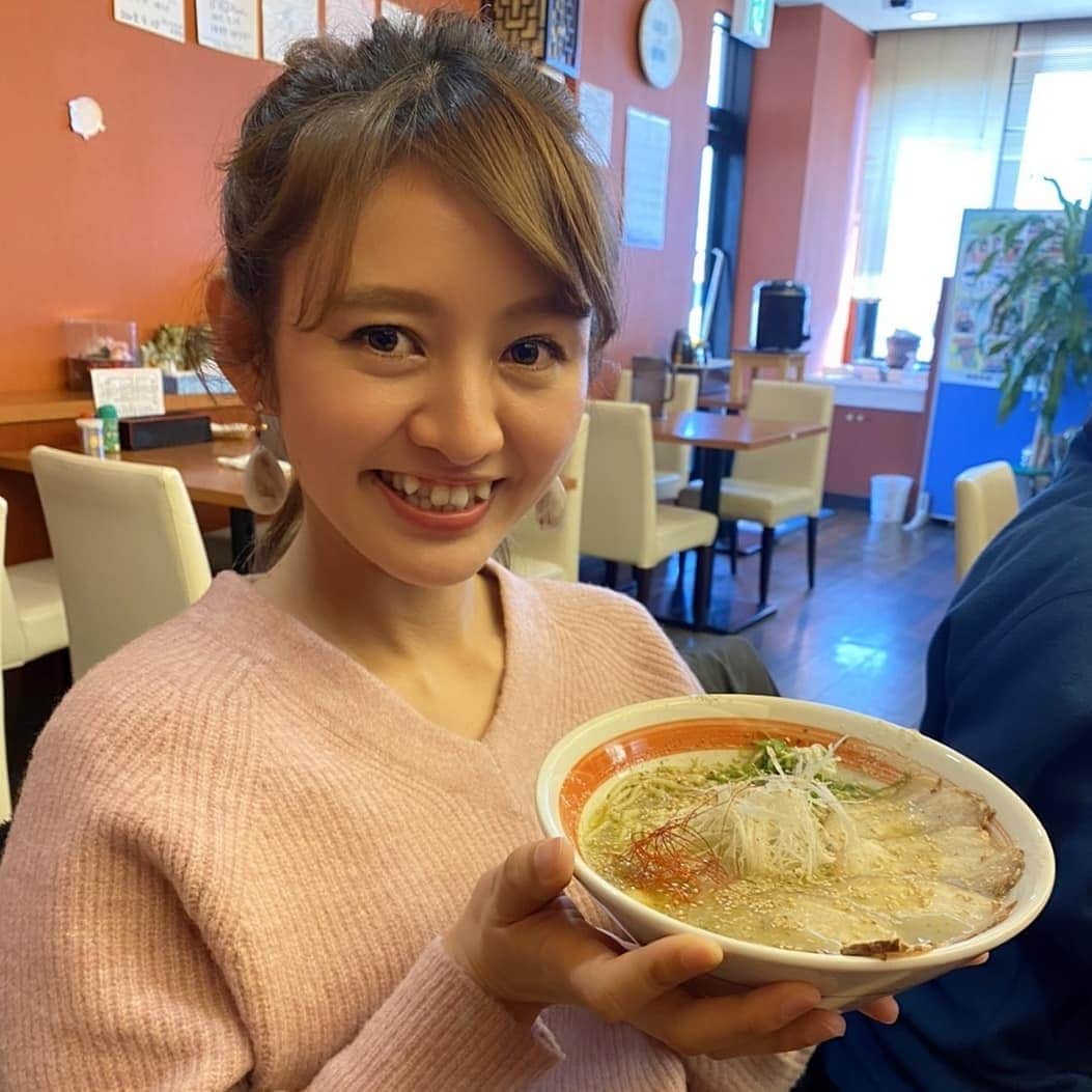 岩野理沙さんのインスタグラム写真 - (岩野理沙Instagram)「けんちゃんラーメン風来坊の 新メニュー🍜🍥 バジルとんこつラーメン❤️ 豚骨の旨味とチーズのコク、バジルの香りとさわやかさ、 後味がさっぱりで、 スープまで飲み干しちゃいました❤️ ちゃっかり、追い飯まで🍚  すっごく美味しかったです❤️😍 水曜日限定となっています😃💕 特に女性にオススメ✨✨✨ 是非皆さん味わってみてください🙋❤️ #けんちゃんラーメン #けんちゃんラーメン風来坊 #ラーメン #新メニュー #バジルとんこつ #バジル #さっぱり #イタリアン #チーズ #オリーブオイル #麺 #追い飯 #佐伯ラーメン #佐伯グルメ #豚骨 #saiki #佐伯」2月19日 20時18分 - risaiwano