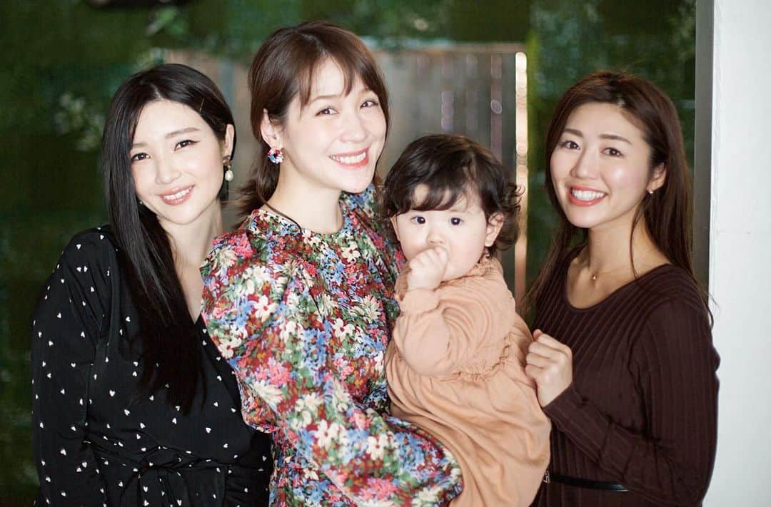 のインスタグラム：「1月の終わりに大切なイベントを終えたので皆さんにもご報告☆  それは✨タレントとして活躍している相沢まきさんと新年を迎えてはじめてのイベント♪ 新年大ビンゴ大会☆ を行いました！ @maki_aizawa0414  ゲストとして来てくださったのは、もとグラビアアイドルの森下悠里さん♪ @yuurimorishita  まきさんとは2回目のイベントの開催で、 次回開いたイベントでもっとこうしたら来てくださる方の満足度をあげれるかなぁと当日を迎えるまで沢山話し合って☆  今回も親子で参加してくださる方が多かったので、 まきさんがお子さんのお名前と年齢を1人1人書いてワッペンのように貼ってお1人で来ている方も周りの方とお友達になれるように作って来てくれました☆  悠里さんも、初めましてでしたがとても優しくて。 性格も可愛かったぁ。  共通のお知り合いもいて お話できて嬉しかったです♪  まきさんのイベントは、 イベントの募集をして10分で60名の方から応募があり 今回もお店に入れる人数の関係で半分以上の方がいらっしゃれなかったので、  また、開催出来るように準備していきます☆  来てくださった皆さん♪ ありがとうございました！  #dream  #フードコーディネーター #食育インストラクター #テーブルコーディネーター  #東京 #鯖バーガー #coffee #girl #ファインダー越しの私の世界 #instagood #tbt #art #style #love #fitness #life #healthy #鯖バーガー専門店 #38ism. #mama #グラビア」