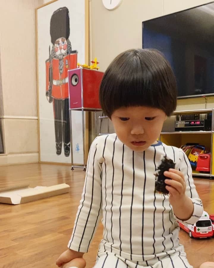 パク・ヨンインのインスタグラム：「아이고 아들.. 그래서 먹겠다고 흘리겠다고.. 👍🤪❤️」