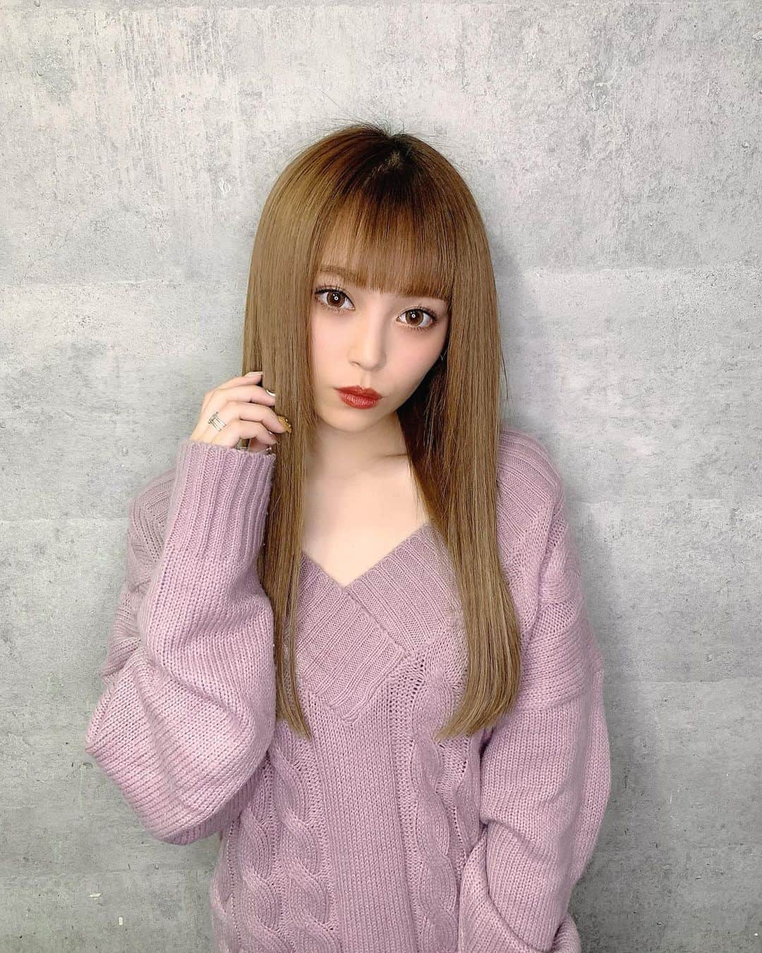 土屋怜菜（れいぽよ）さんのインスタグラム写真 - (土屋怜菜（れいぽよ）Instagram)「Newhair☺︎﻿ ﻿ 今回は地毛を染めてないの〜﻿ エクつけて髪質改善トリートメント💭﻿ 髪質改善トリートメントやり続けてると﻿ 癖がだんだんとなくなってくし、髪のツヤが﻿ すごいよくなっていくの🥺❤️﻿ ﻿ 優太さんいつもありがとうございますっ！☺️」2月19日 20時23分 - reipoyo_0411