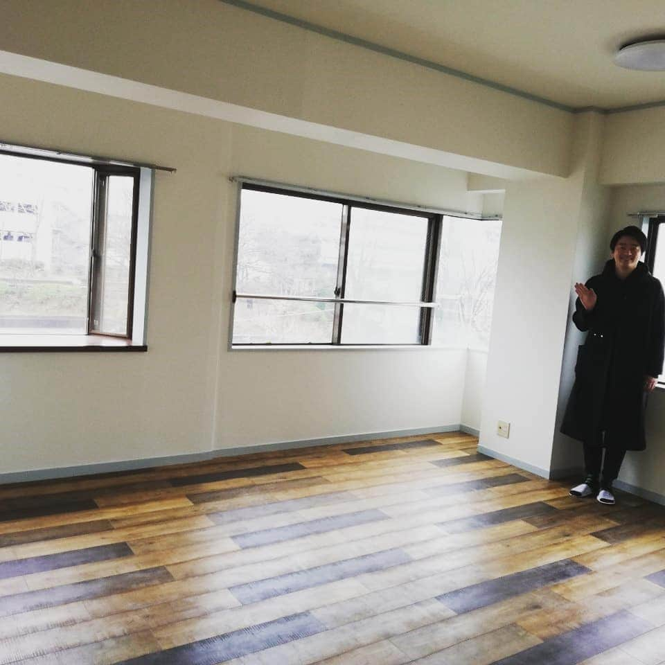 小川祐生さんのインスタグラム写真 - (小川祐生Instagram)「良き部屋  角部屋で2面採光だと天気が悪くても明るいね。 床はオシャレにリノベーション。  #良き部屋 #角部屋 #2面採光 #リノベーション #新生活 #引越し #出世部屋 #宅地建物取引士 #不動産芸人 #小川祐生 #楽しい部屋探し」2月19日 20時26分 - ogawa_awa