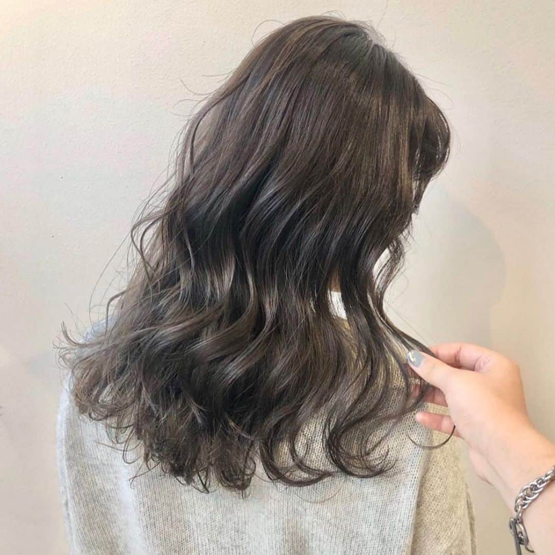 ALIVEさんのインスタグラム写真 - (ALIVEInstagram)「💇‍♀️#グレージュ﻿ こちらのヘアーは 原宿店 @alive_natsuki が担当しました！﻿ .﻿ 濃いめのグレージュは色落ちがとっても長く、﻿ 綺麗に落ちるのでオススメです♩﻿ 室内では暗めに見えますが、太陽の光に当たると透明感が出ます✨﻿ .﻿ #美容院 #美容室 #原宿 #原宿美容室 #ヘアスタイル #美容師 #サロンモデル #サロモ #ヘアカラー #バレイヤージュ #バレイヤージュカラー #エアタッチ #エアータッチ #美容学生 #ヘアサロン #ヘアカタログ #alivehair #グレージュ #グレージュカラー #暗めカラー #透明感カラー #アディクシーカラー #寒色系カラー」2月19日 20時36分 - alivehair