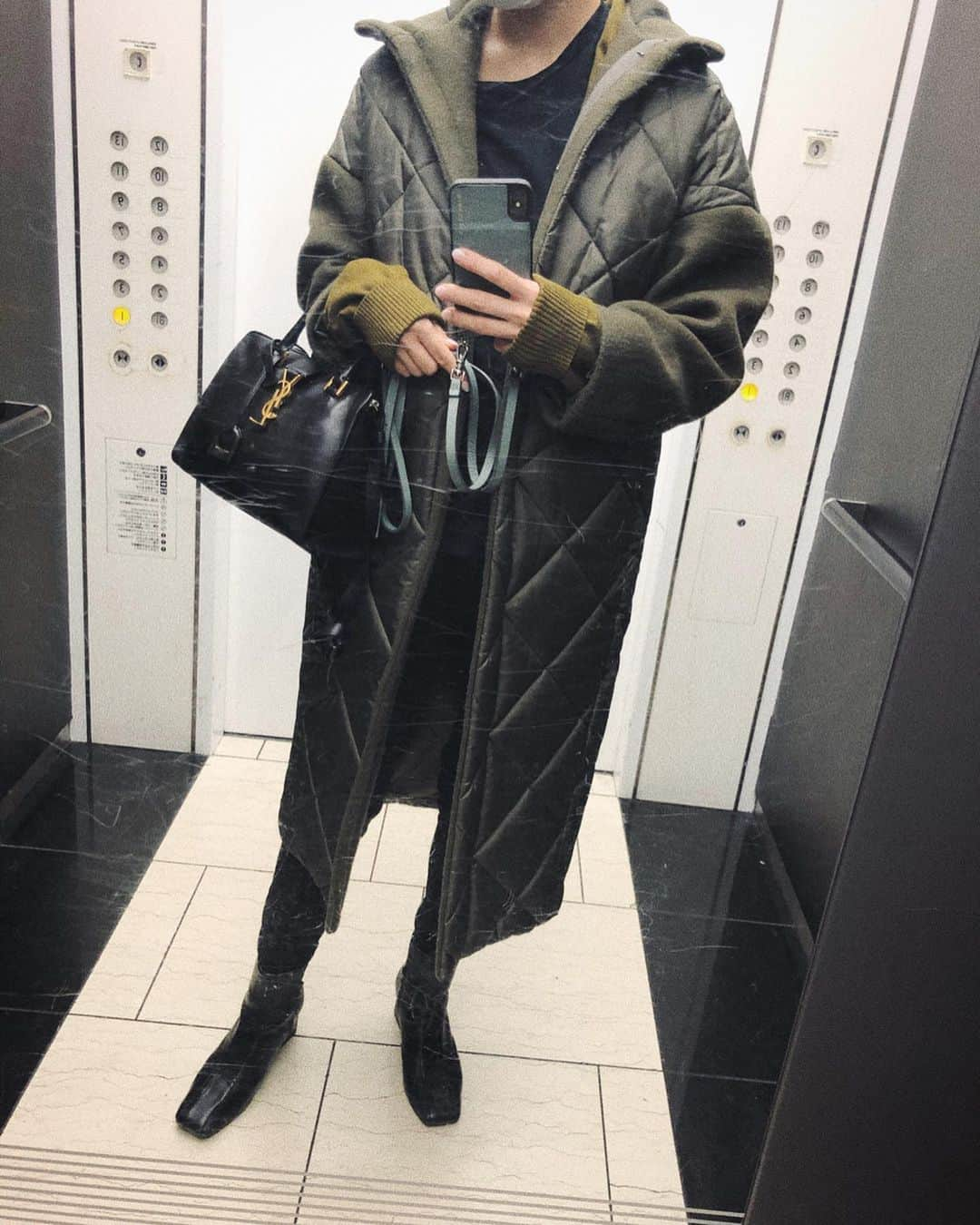 小山田早織さんのインスタグラム写真 - (小山田早織Instagram)「帰国早々に撮影ラッシュ💨﻿ ﻿ #coat...#elendeek﻿ #knit...#allsaintsjapan  #tshirt...#saintlaurent  #pants...#hm #bag...#ysl﻿ #shoes...#todayful﻿ ﻿ 2枚目…﻿ 暑くて脱ぎましたがニットも着てました🧶﻿ ﻿ ﻿ 落ち着いたらゆっくりロンドンの﻿ 思い出をまとめたいなと思っております💭﻿ ﻿ さぁ今日もがんばりましょう✨✨✨ #小山田私服#スタイリスト#ootd#outfit#coordinate #コーデ #コーディネート #コーディネイト #ファッションコーデ #ファッション #着こなし #今日のコーデ ﻿」2月20日 7時32分 - saorioyamada