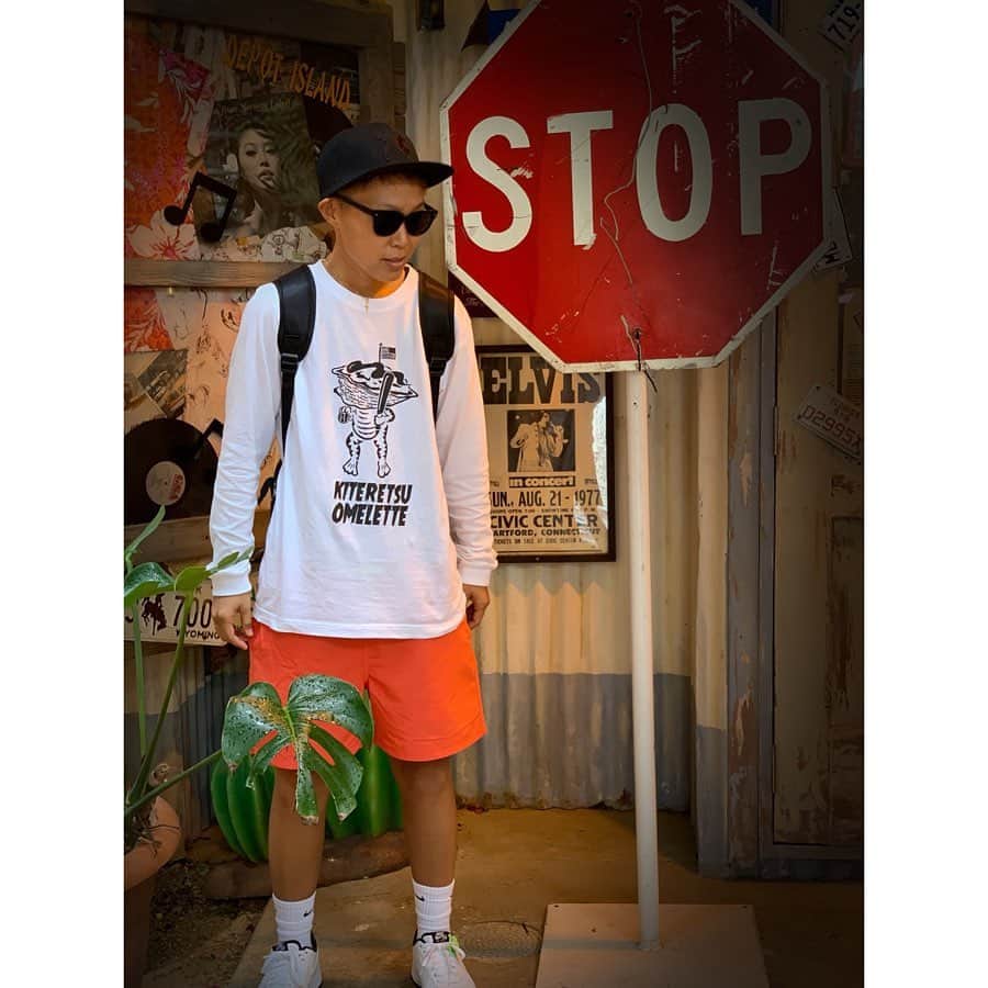 佐山万里菜さんのインスタグラム写真 - (佐山万里菜Instagram)「奇天烈オムレツさん @kosb0602 のオリジナルロングTシャツ&Tシャツ✨ めっちゃ可愛くてお気に入り‼️ デザイン可愛すぎるー😍 これを着るとルンルン気分✨ . ロンT&短パン、スニーカースタイル好きだなぁー✨ パーカー&短パンスタイルも好き✨ 早く夏こい。。🌞 . . NEW ALEGRIAのキャップ、Tシャツ、パーカーも届くから楽しみだぁ✨ #ソフトボール #happy #幸せな時間 #爆笑 #笑顔 #オシャレ #私服 #可愛い#かっこいい#私服コーデ  #写真#海好き #撮影#アスリート#筋肉 #腹筋 #トレーニング #感謝 #ライフスタイル#いいね #お気に入り#ステキ #こだわり #instagood #love #松竹芸能 #奇天烈オムレツ #芸人 #お友達 #女芸人」2月20日 7時26分 - sayama.19