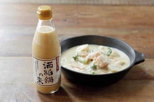 のインスタグラム：「体の芯からぽっかぽか 生姜入り酒粕鍋の素 . 倉敷の旧い街並みにある酒造場で作られるこの酒粕。 自然の絞り方でできたこの酒粕には、麹の旨みがたっぷりと含まれています。 この酒粕に風味豊かな無添加のお味噌を合わせた味わい深い酒粕鍋の素です🎵 . 鍋以外にも、鮭と豆乳と合わせて酒粕シチューなども楽しめます。 寒い日が続くこの季節。聞いただけで温まりますね！ . ------------------------------- 倉敷味工房／酒粕鍋の素 . ▷こちらの作品はKomercoアプリでクリエイターから直接ご購入いただけます。 アプリ内「さがす」で「酒粕鍋の素」と検索してください🔎 . ▷iOS版Appダウンロードはプロフィールリンクから📲 @komerco_official ------------------------------- . #komerco #コメルコ #cookpad #クックパッド #komercoごはん #料理をもっと楽しく #おうちごはん #instafood #foodpic #cookinglove #手しごと #komercoフード #お取り寄せ #お取り寄せグルメ #倉敷味工房 #倉敷 #岡山 #酒粕鍋の素 #酒粕鍋  #酒粕 #発酵 #鍋 #おうち鍋 #鍋パ #冬レシピ」