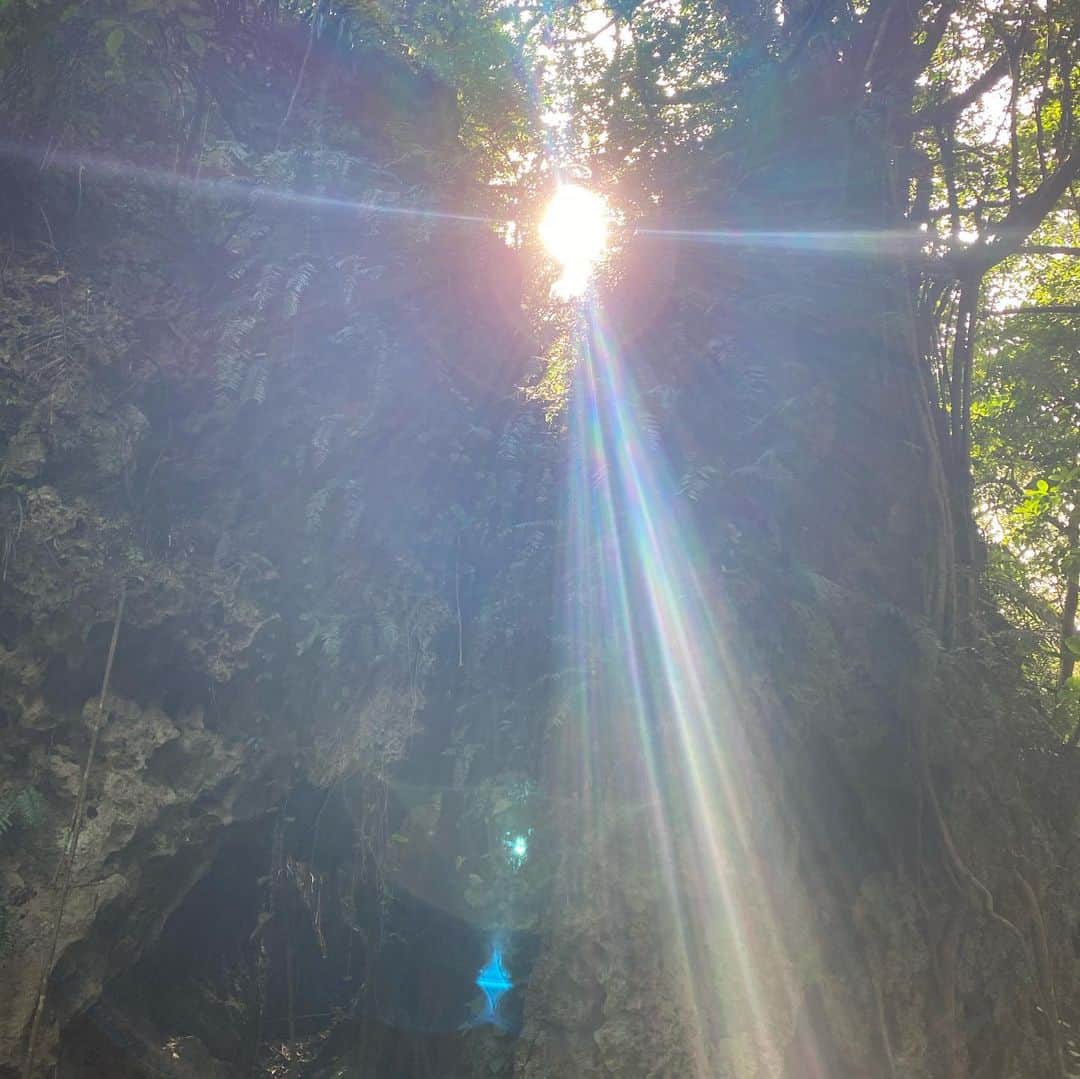 笑顔をリフォームする@健康小顔職人さんのインスタグラム写真 - (笑顔をリフォームする@健康小顔職人Instagram)「． 先日プライペートで行った沖縄の斎場御嶽で撮影した画像です。 ． 琉球神話の祖霊神アマミキヨのエネルギーとアマテラス太陽のエネルギーの融合です✨ ． エネルギーから虹色がハッキリと見えます。虹色は高次元からのエネルギーを表します🌈 ． インスタをご覧になる皆様にもこのエネルギーを受け取って頂きたくてUPしました😊 ． 幸せな笑顔が世界中に沢山溢れますように🌈✨ ． ． 💆🏻‍♀️心美体を整える「小顔整顔トリートメント」 👰ブライダル小顔🤰マタニティ小顔＆足リフレ ♨️代謝を上げる「Hot&Coldストーンリンパマッサージ」 ご予約はプロフ🔗→HP→予約サイトへ！ ． ． ✨気を整えて心と体を健康に！チャクラエネルギーセラピー ※Hペッパー等の予約サイトからは予約できません。ご予約は必ずホームページからお願いします(プロフ🔗) ． ． 💟あなたも小顔職人になれる👍 小顔職人養成スクール！スクール生募集中！詳細・お申込はプロフ→HP→小顔養成スクールへ！ ． ． 🍀小顔職人が作ったリフトアップクリーム&ボタニカルオイルを紹介！更に小顔や美容を解説！ @happy_cosme_kogaoshokunin ． #幸せのエネルギー #虹の光  #斎場御嶽 #アマミキヨとアマテラス #エネルギーの融合 #感謝」2月20日 7時31分 - kogao_shokunin