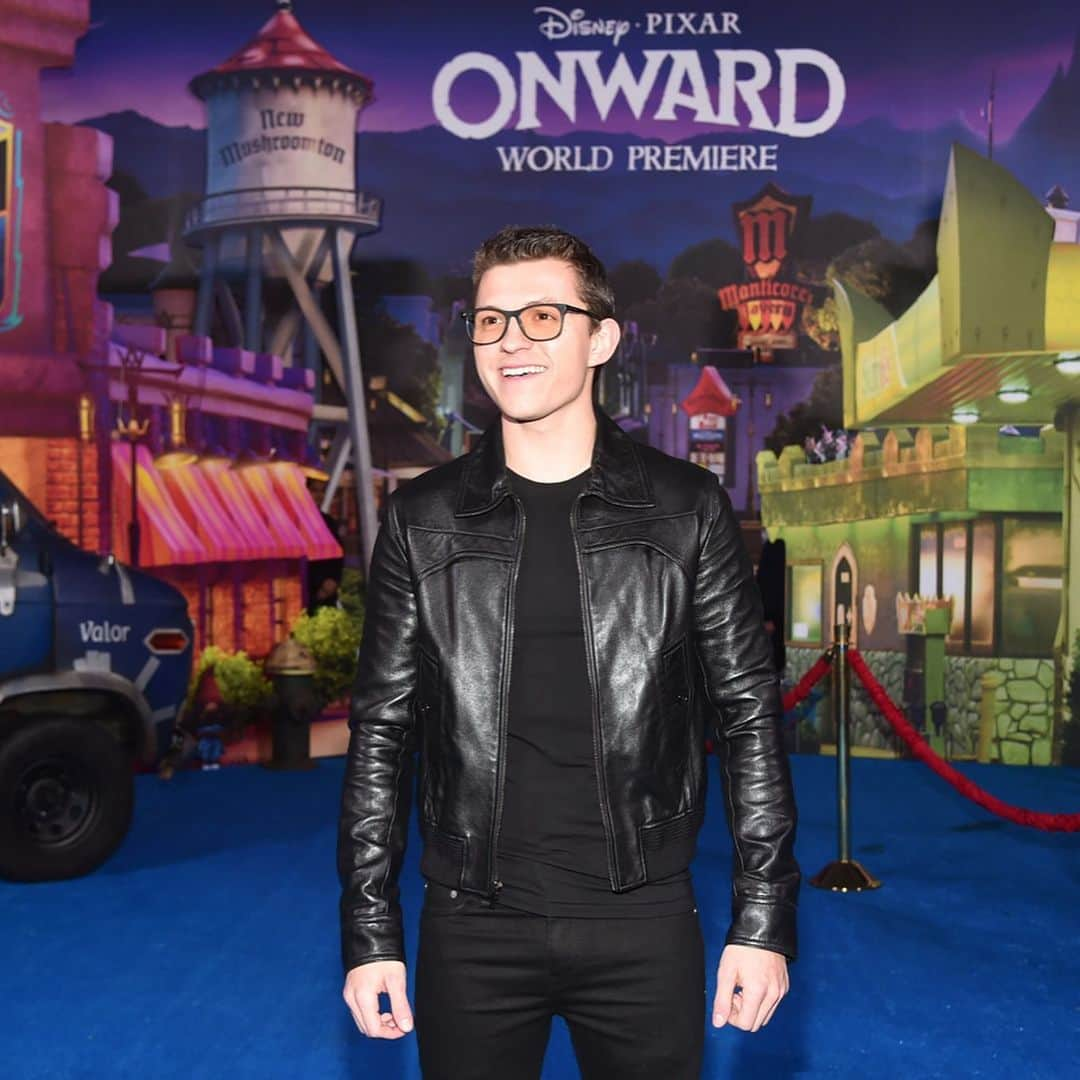 Disneyさんのインスタグラム写真 - (DisneyInstagram)「Embark on a journey down the blue carpet of #PixarOnward, in theaters March 6.」2月20日 6時24分 - disney