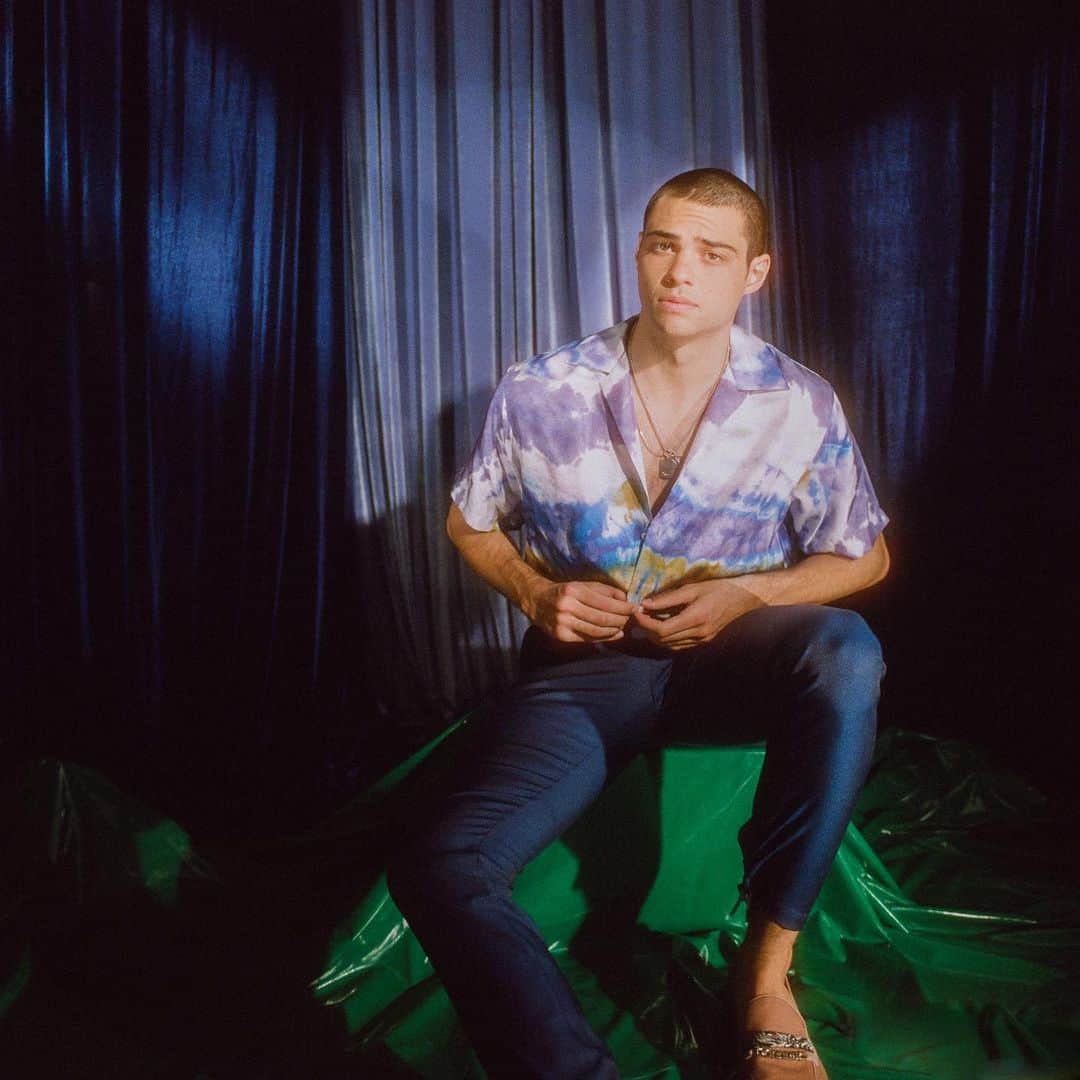 ノア・センティネオのインスタグラム：「Me everyday trying to keep my shit together」