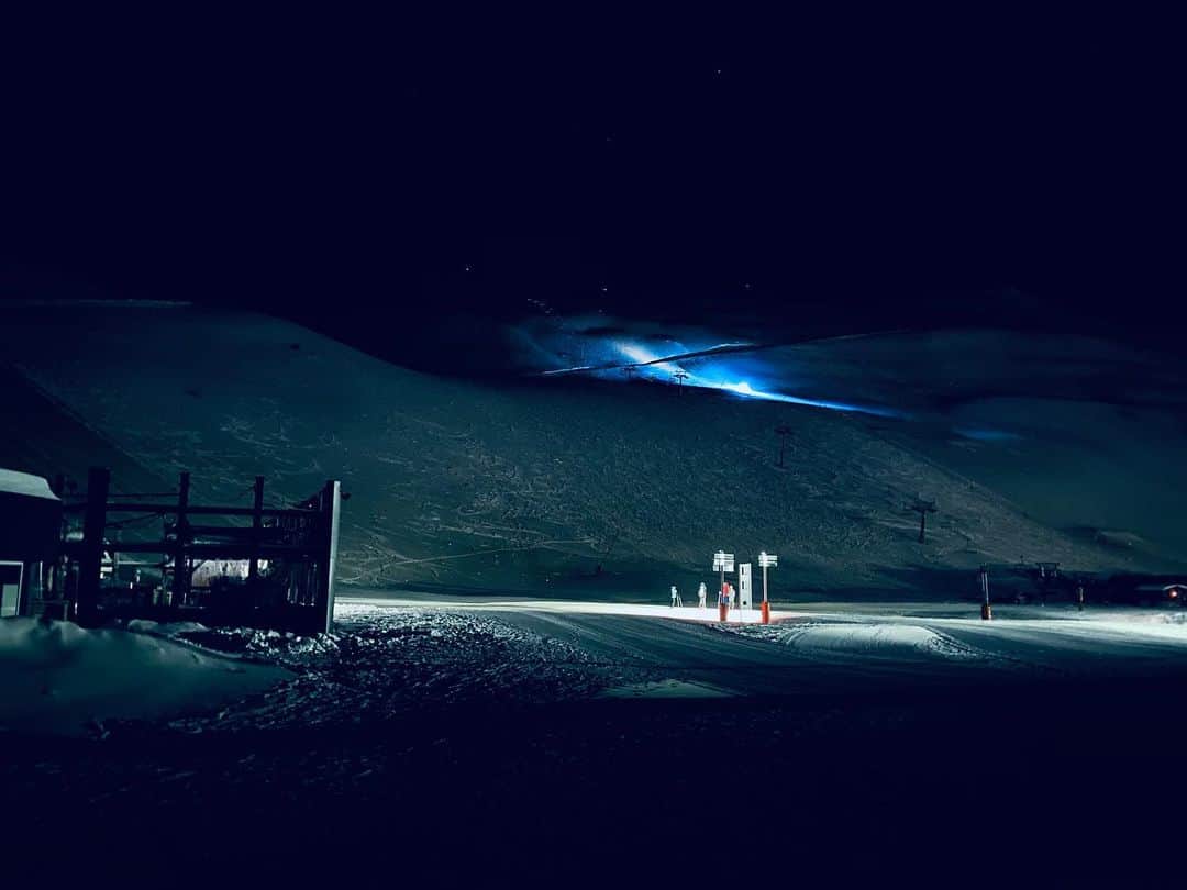 カロリーヌ・ド・メグレさんのインスタグラム写真 - (カロリーヌ・ド・メグレInstagram)「Alien city 👽 Skiing by night 🖤🎿👏@maisonbouvier」2月20日 6時54分 - carolinedemaigret