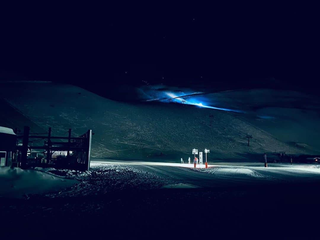 カロリーヌ・ド・メグレのインスタグラム：「Alien city 👽 Skiing by night 🖤🎿👏@maisonbouvier」