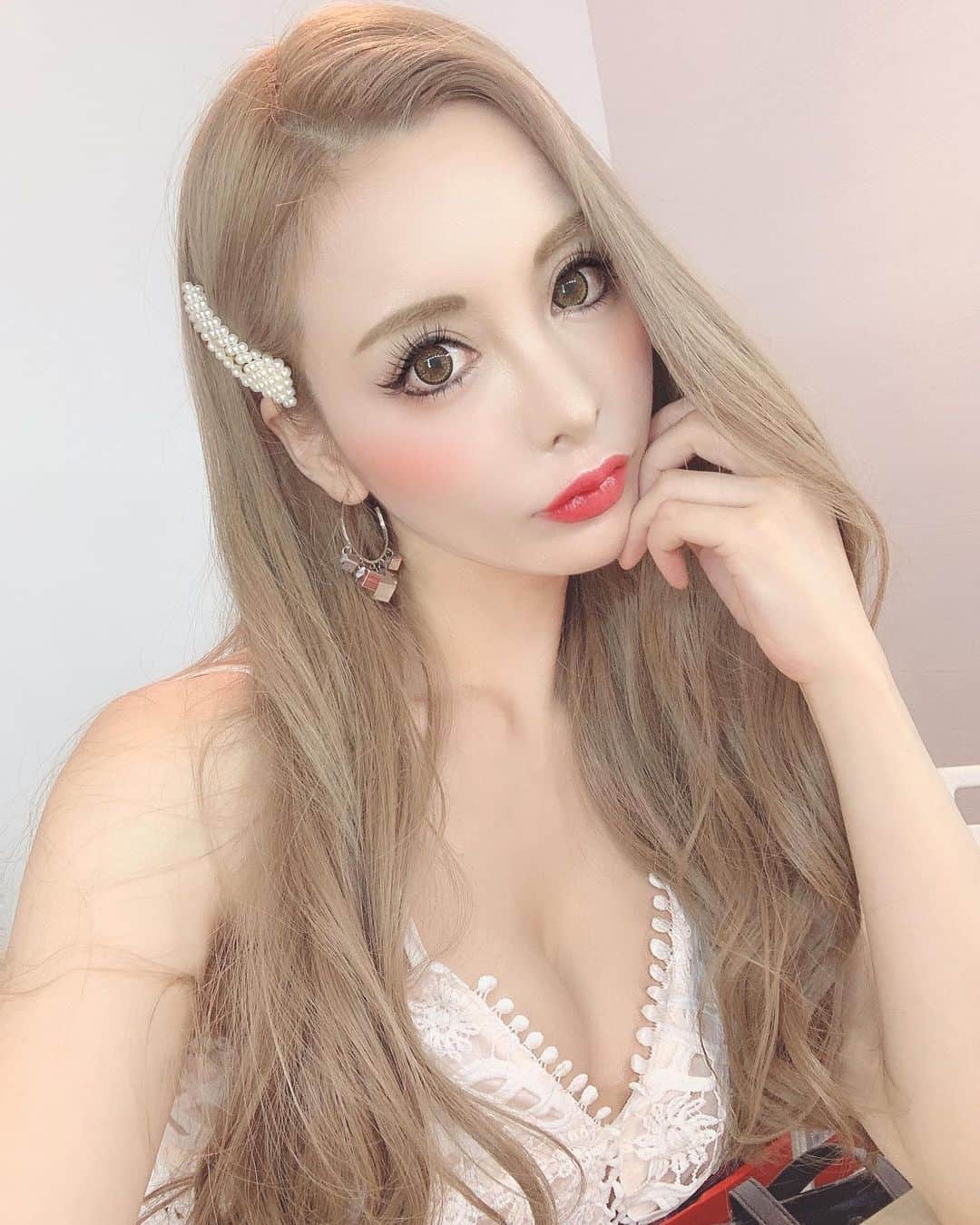 りんのインスタグラム：「マツエク大好きな私。🥺🥺🥺 　@ac_eyelash_raft  に行ってきたよ💛🥰🥰  担当の、みほさん本当に 丁寧で上手いです🥳💯💛💛 . パッチリ👀まつ毛になりました❤️🥺  担当　平本実穂さん🌈👼 @ankh_miho   . それと、マツエク用の ジェルコーティングも、GET❣️🙋‍♀️✨✨ . 🌼フェニックスアイラッシュ サポートジェル　ライト&セパレート🌼 . まつげ👁トータルサポート美容液だよ👑 . 1️⃣持続力UP  コーティング効果で 　まつげを守りまつげエクステや 　まつげカールの持続力を 　維持できます . 2️⃣ハリ・コシ・ツヤ・潤い 　トリートメント成分が 　傷んだまつげを補修し 　まつげをキレイに仕上げます . 3️⃣まつげを整えセパレート&キープ 　高密度ブラシがまつげを 　しっかりとキャッチして 　バラつきを綺麗に 　整えてくれます . . ⭐️使用方法⭐️ まつげを清潔な状態にして、 まつげの根本から毛先に向かって マスカラを塗るように 塗布します。 . まつ毛同士が絡まってる状態　 からブラッシングできます！ 綺麗に整えながら 塗布していけばOK🙋‍♀️✨✨ . ¥3080 . アンククロスアイラッシュで、売ってるよ🥰🥰 ぜひ💓💓」