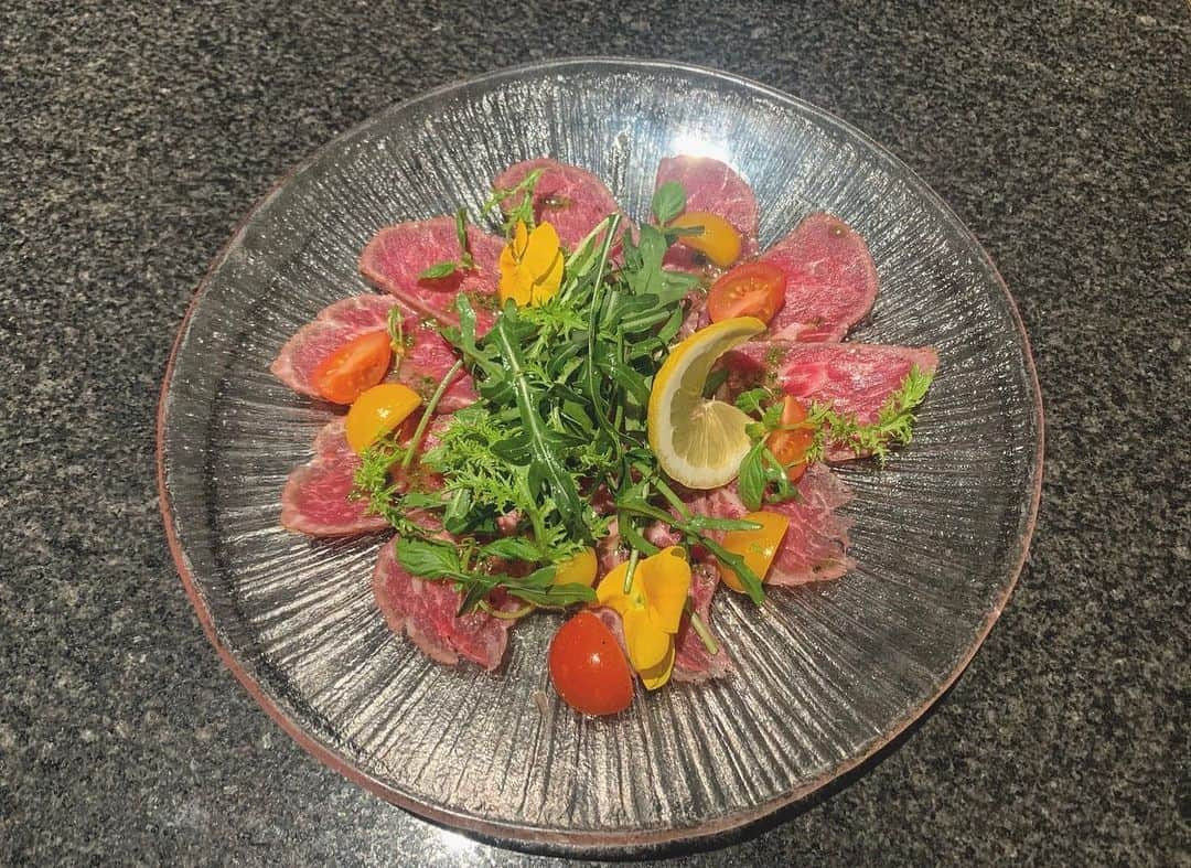 のインスタグラム：「肉割烹 吟 なんば店です！ アラカルトの「レアステーキのカルパッチョ」です。  #吟 #尾崎牛 #宮崎牛 #幻の肉 #肉割烹 #なんばhips #大阪ミナミ #夜景 #記念日 #接待 #デート #肉好き #サプライズ #日本酒と肉 #ワインと肉 #希少部位 #肉寿司」