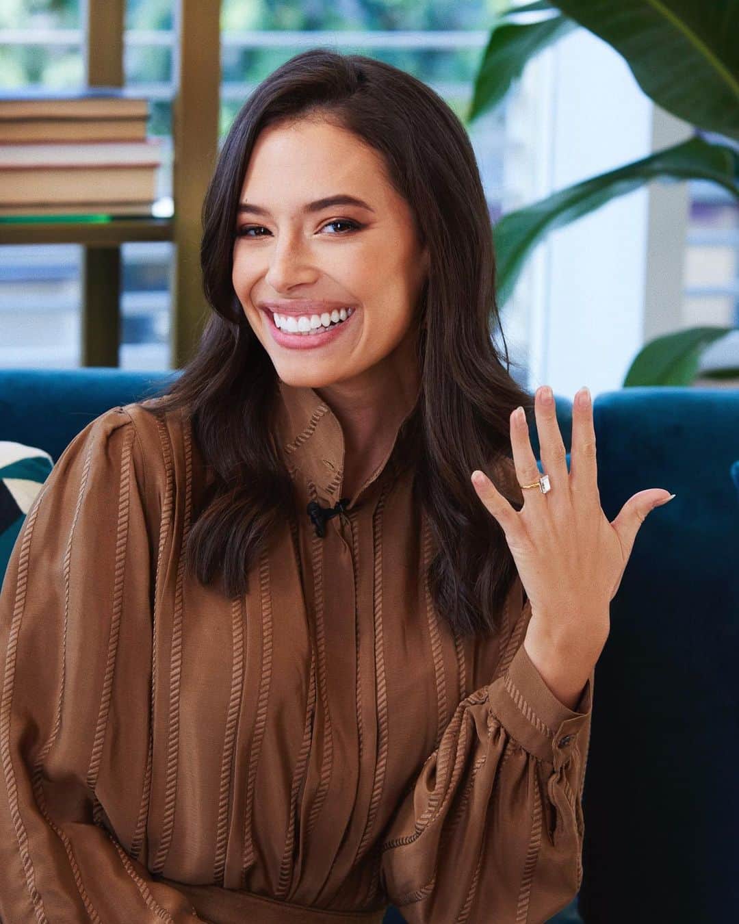 クロエ・ブリッジスのインスタグラム：「You would think I’d be better at this by now I mean the ring isn’t even facing the right direction! I haven’t had a manicure this entire time and every single nail is a different length! I fully gave up for the second and third photos!」