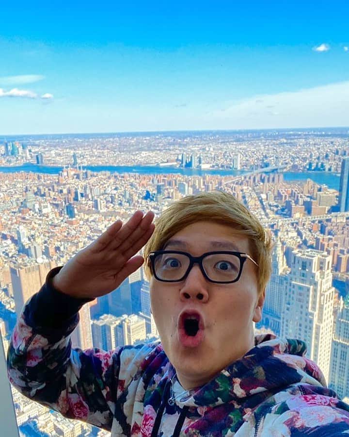 HIKAKINのインスタグラム：「ニューヨーク、充実した旅でした✨ 写真はアメリカで最も高い541mのビルからの写真🌏アメリカの空港でボディチェックのおじさんが僕のことをBTSだと勘違いして盛り上がりました（笑）BTSは僕の1000倍カッコいいので申し訳ないので速攻否定しておきました😂🙏動画はしばらくして2本くらい公開予定。お楽しみに！」