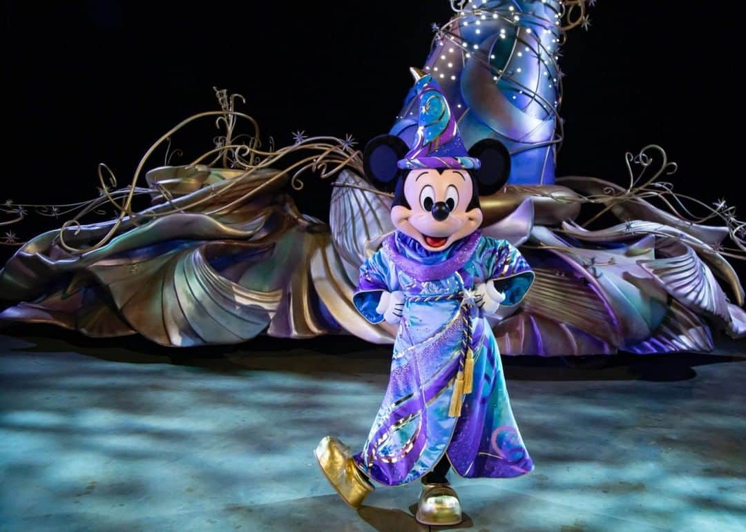 ミッキーマウスさんのインスタグラム写真 - (ミッキーマウスInstagram)「Less than two weeks to go! Join Mickey as he turns magic into motion at the new "Magic Happens" parade, debuting February 28 at @Disneyland Park. ✨」2月20日 7時13分 - mickeymouse