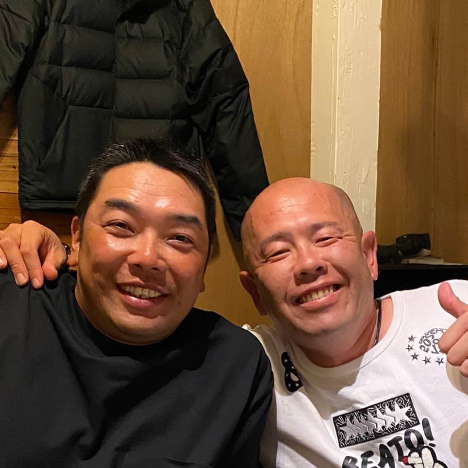 小田幸平のインスタグラム：「宮崎でシンとご飯🍚シンじゃないわ。阿部2軍監督とご飯🍚#読売ジャイアンツ#阿部慎之助#宮崎キャンプ#愛媛マンダリンパイレーツ#中日ドラゴンズ#はげch」