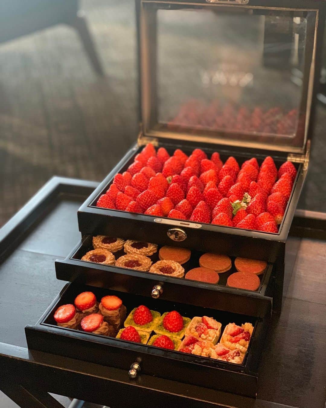 くまみきのインスタグラム：「今月の着物会はアマントーキョーで苺尽くしのアフタヌーンティー🍓✨﻿ ﻿ ケースに並んだスイーツ5つの中からそれぞれ4個選んで、中段のお皿に並べてくれます☺️﻿ 苺もケースの中からスタッフさんが美味しそうなのを3個ずつ選んでくれるよ🥰﻿ ﻿ 着物でアフタヌーンティー巡りするようになってあちこちいくけど、いまのところここの雰囲気が1番好きだな〜☺️﻿ 夕方に行ったので夕焼けが綺麗だった✨﻿ お琴の生演奏聞けて、夜景も綺麗で開放的な空間。デートにもおすすめですぜ😎💗！﻿ ﻿ #アマントーキョー #amantokyo #アフタヌーンティー #afternoontea #苺スイーツ #着物 #kimono ﻿#aman」