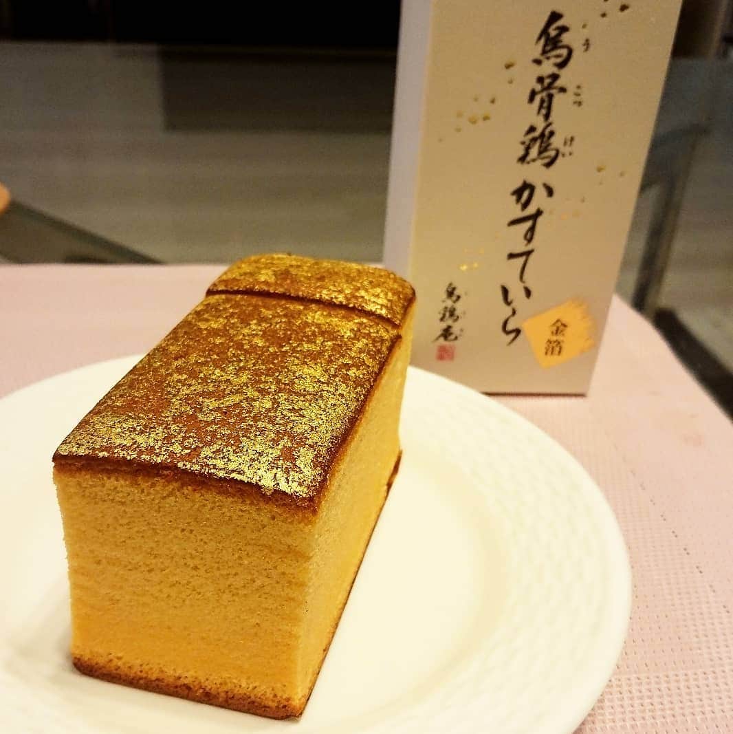 のインスタグラム：「. 金沢のお土産『烏骨鶏かすていら』を頂きました❣️ . 金箔のカステラ〜😍✨ . 希少な天来烏骨鶏卵で作られたカステラは生地がふっくらしていてかなり美味しかったです♥️♥️ . ご馳走様でした😋🎵 . 美味しいものって幸せですよね💗 . . #お土産 #金沢 #金沢みやげ #金沢土産 #烏骨鶏カステラ #烏骨鶏 #烏骨鶏かすていら #金箔 #金箔スイーツ #カステラ #kanazawa #gift #食べスタグラム#いいね歓迎 #pleasefollowme #instagood #😋 #♥️ #❤️ #😉 #happy #高級感 #美味しかった」