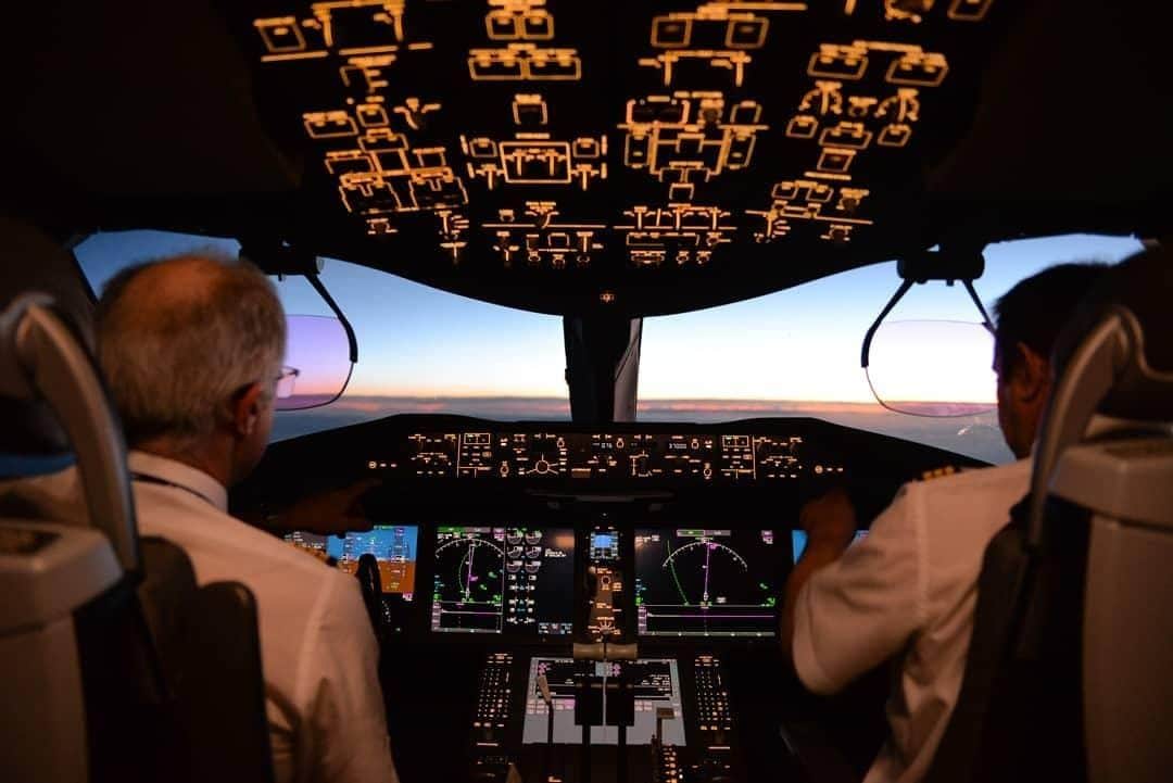 のインスタグラム：「Sunrise with a front row seat. Lever de soleil aux premières loges avec @fojerome  #AirFrance #Franceisintheair #travel #plane #sunrise #IG_France #wanderlust #boeing787」