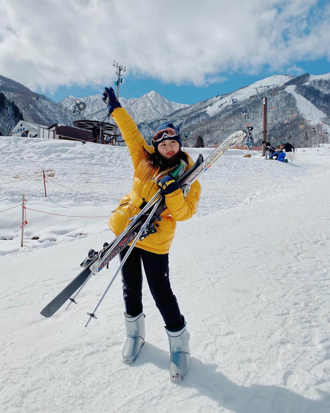 Julia Castroさんのインスタグラム写真 - (Julia CastroInstagram)「久々のスキーにきたよ⛷⛷⛷ 転びまくりだけどめちゃくちゃ楽しい！！！ 冬が終わる前に来れてよかった♡ 明日も雪を楽しもう🔥 . #sky #skylover  #snowboard  #snowboarding  #snow #winter #wintersport #hakuba #japan #nagano #white #moncler #jacket  #スキー #雪 #白馬 #長野 #スノーボード #冬服 #ジャケット #防寒 #スポーツ #スノーボードは一生出来なさそう #雪国の人うますぎ #julifashion」2月19日 22時36分 - julia.c.0209