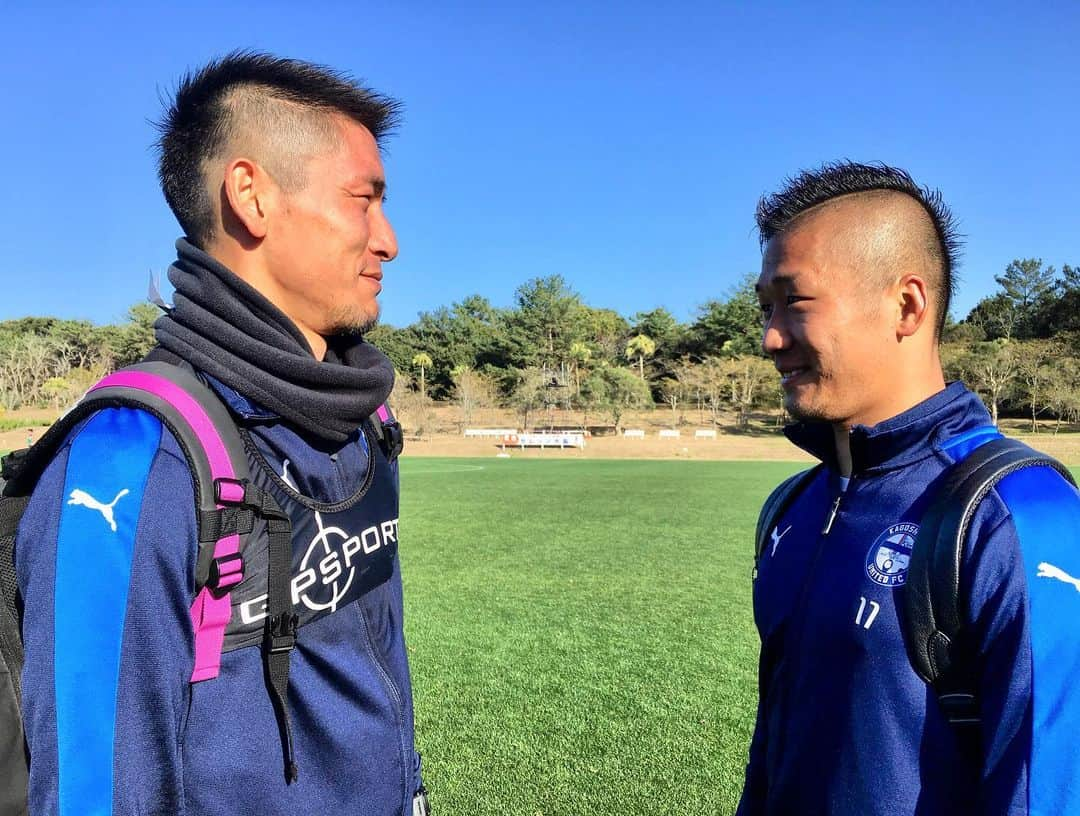 鹿児島ユナイテッドFCさんのインスタグラム写真 - (鹿児島ユナイテッドFCInstagram)「今日のニューヘアー💇‍♂️のふたり👀  #鹿児島ユナイテッドfc #よかにせイレブン #青山直晃 #萱沼優聖 #見つめ合う  #ポーズ とってもらいました #Jリーグ  #鹿児島県 #kagoshima #soccer  #jleague #jリーグ開幕」2月19日 22時36分 - kagoshimaunitedfc