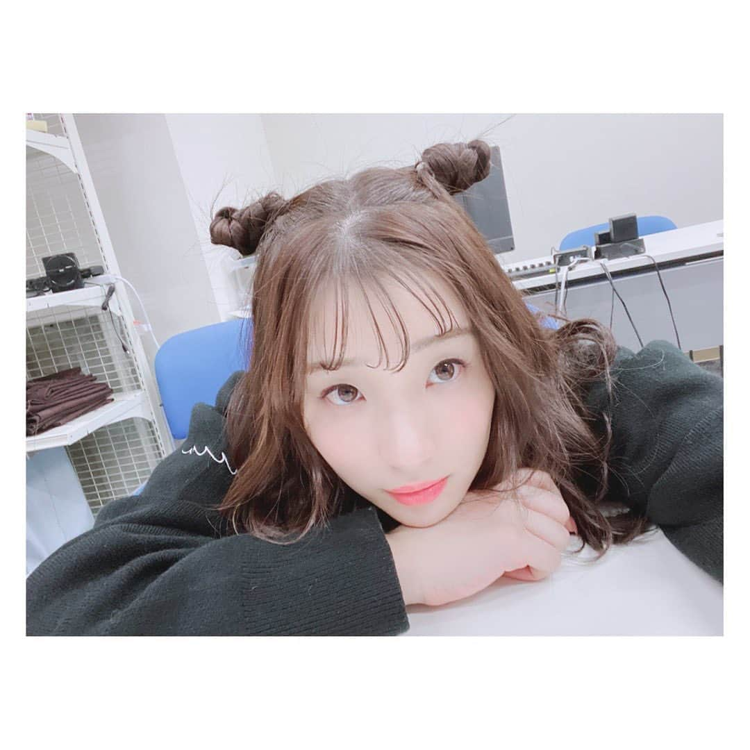 足立梨花さんのインスタグラム写真 - (足立梨花Instagram)「今日の髪の毛は😈ツノ😈﻿ ﻿  #ヘアアレンジ #ツノ #😈」2月19日 22時48分 - adacchee