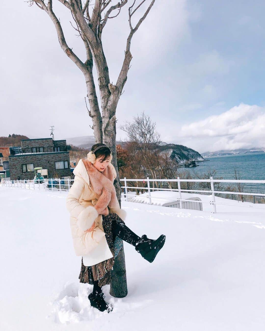 逢月あかりさんのインスタグラム写真 - (逢月あかりInstagram)「銭函にも来ました❄️ . . 雪がさらさらで綺麗ー✨⛄️ . 雪の上を歩いていたらかなり深い雪にはまってしまいました😂笑 . #銭函 #小樽 #北海道 #雪景色#❄️」2月19日 22時42分 - akari.ouzuki