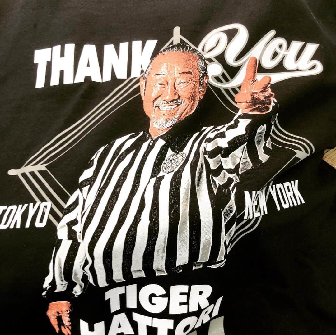 永田裕志さんのインスタグラム写真 - (永田裕志Instagram)「タイガー服部さんに初めて会ったのは92年3月全日本レスリング選手権大会の控え室だった。 当時UWFに行きたいと思っていた私に強く新日入りを勧めてくれました。 その後、新日本プロレスに入団した私を笑顔で迎えてくれて、それから厳しくも楽しく指導してくれました。　 服部さんとの最初の別れは2003年の年明けでした。 その時は寂しくて悲しくて仕方なかったな。 それから約3年後に新日本プロレスに戻ってきてからはより気楽により楽しく付き合わせてもらいました。 今回のお別れは特に寂しくも悲しくもなく笑顔のお別れでしたね。 服部さんに涙は似合わないです。 服部さん、今までありがとうございました😊。 でもまたそのうち一杯飲みましょうね。 #永田裕志 #タイガー服部 #レスリング  #新日本プロレス #感謝 #引退セレモニー」2月19日 22時45分 - yuji_nagata