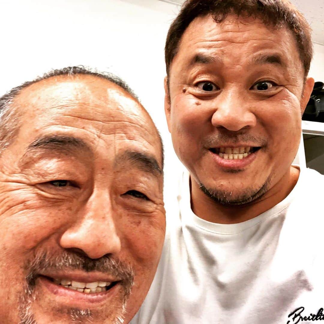 永田裕志さんのインスタグラム写真 - (永田裕志Instagram)「タイガー服部さんに初めて会ったのは92年3月全日本レスリング選手権大会の控え室だった。 当時UWFに行きたいと思っていた私に強く新日入りを勧めてくれました。 その後、新日本プロレスに入団した私を笑顔で迎えてくれて、それから厳しくも楽しく指導してくれました。　 服部さんとの最初の別れは2003年の年明けでした。 その時は寂しくて悲しくて仕方なかったな。 それから約3年後に新日本プロレスに戻ってきてからはより気楽により楽しく付き合わせてもらいました。 今回のお別れは特に寂しくも悲しくもなく笑顔のお別れでしたね。 服部さんに涙は似合わないです。 服部さん、今までありがとうございました😊。 でもまたそのうち一杯飲みましょうね。 #永田裕志 #タイガー服部 #レスリング  #新日本プロレス #感謝 #引退セレモニー」2月19日 22時45分 - yuji_nagata