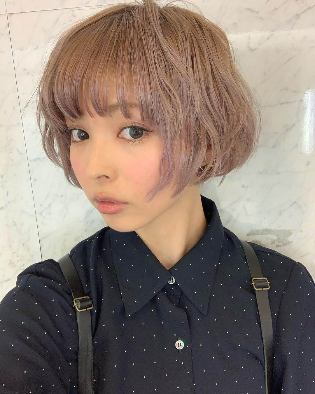 最上もがさんのインスタグラム写真 - (最上もがInstagram)「はい、だいぶ色落ちしました。 ちょっと撮影のために早めに落としちゃった笑 そして最近冷えのぼせがすごいので、顔はチークっていうよりただのほてりだったり。笑  そうそう、質問でよく来るのが、 「失恋からの立ち直り方法ありますか？」っていうやつ。 きっとよく言うのが、新しい恋を探そう！とか、友だちと遊んで気を紛らわせよ！とか、そう言うのかなあと思うんですが、(それも勿論効果的) 個人的に実践して効果があったのは 「情報を取り入れないこと」  どう頑張ったってすぐ忘れるわけないし、 好きな気持ちが消えてくれるわけでもないし、 はい！次！て、いけるわけでもない。 失恋って、本当に辛いよね。 何もしてなくても、みてなくても、思い出してしまう事は多いと思う。 けど、会わない、相手のSNSも一切見ない(アップされそうな共通の友人のも)、写真もみない、連絡もしない、(なんなら消す)、関わりあるものを全て排除し、相手のいない生活を続けてると、 これはぼくだけかもだけど、徐々になんも感じなくなりました。  たぶん自分は、会ったり連絡したりすればするほど相手を好きになるっぽくて、その頻度が極端に減ると冷める傾向にあるみたいで。 知らない時間が増えれば増えるほど、なんかどうでもよくなっていくんですよね。 とはいえ、数週間、数ヶ月、数年忘れられないとかはあると思うのですが、時間っていうのはやっぱり、色んなものを薄めていってくれたりします。  失恋は誰かの言葉で立ち直れるものではなかなかない気がして、アドバイスされても好きなもんは好き！！てなる人もいるし、 結局は自分次第ですが。。！ ぼくの場合は排除、そして仕事をがんばる。 でした😇  失恋で涙を流す時間よりも みんなが幸せな恋愛をできる時間が多くなりますように。」2月19日 22時46分 - mogatanpe