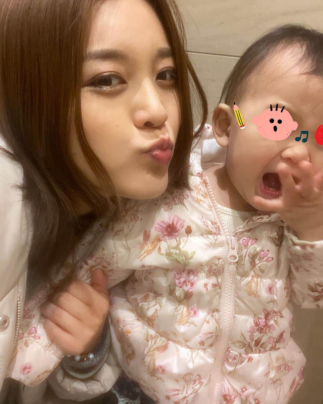 東紗友美さんのインスタグラム写真 - (東紗友美Instagram)「マママ〜マママ〜👶🎀 うきゃうきゃの娘。 1枚目みたいに、おくちにおててあてて笑うのがブームみたい。 インカメラを向けるとツーショットしようと入ってきてくれる😹❤️ 365日。 いや、うるう年だから、 366日か。 年がら年中かわいいあなたはすごいわ😊❤️ 今日もニッコニコ、ありがとう😊❤️ 原稿、捗っちゃった💻✨🙌 #mama #baby #mamagirl #新米ママ #赤ちゃんのいる生活 #育児ライフ #ワーママ #ワーママライフ #ママリ #女の子ベビー #女の子育児　#女の子ママ　#映画」2月19日 22時52分 - higashisayumi