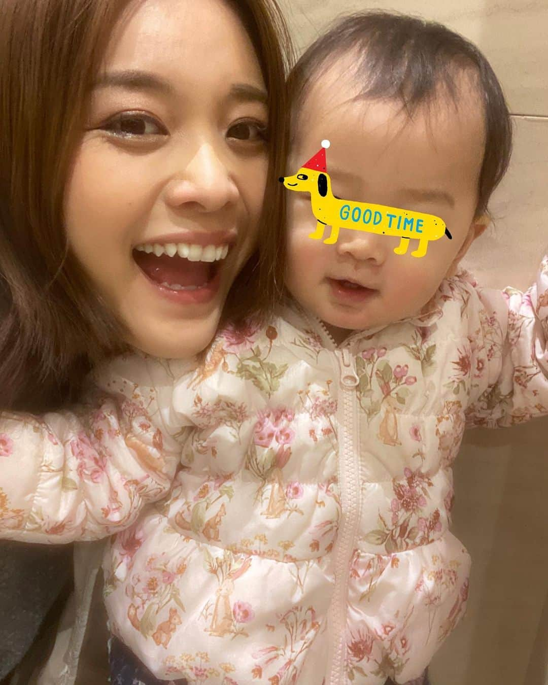 東紗友美さんのインスタグラム写真 - (東紗友美Instagram)「マママ〜マママ〜👶🎀 うきゃうきゃの娘。 1枚目みたいに、おくちにおててあてて笑うのがブームみたい。 インカメラを向けるとツーショットしようと入ってきてくれる😹❤️ 365日。 いや、うるう年だから、 366日か。 年がら年中かわいいあなたはすごいわ😊❤️ 今日もニッコニコ、ありがとう😊❤️ 原稿、捗っちゃった💻✨🙌 #mama #baby #mamagirl #新米ママ #赤ちゃんのいる生活 #育児ライフ #ワーママ #ワーママライフ #ママリ #女の子ベビー #女の子育児　#女の子ママ　#映画」2月19日 22時52分 - higashisayumi