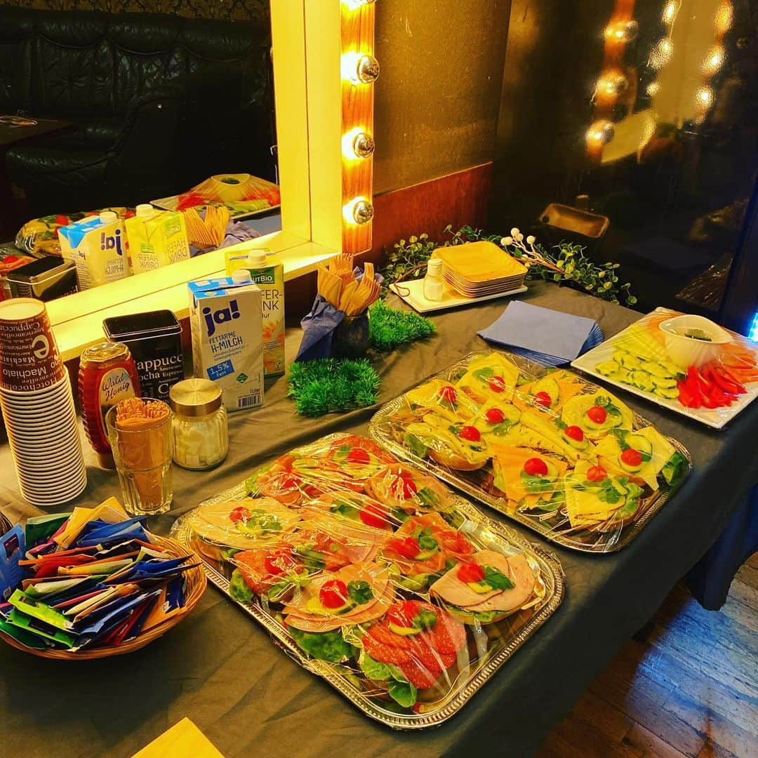 人間椅子さんのインスタグラム写真 - (人間椅子Instagram)「Dressing room catering❗️ 楽屋のケータリングが豪華！  #楽屋のケータリング  #本日のケータリング #ツアー初日 #tourfirstday #ningenisu #🇩🇪 #ドイツ　 #livehouse #dressingroom」2月19日 22時52分 - ningen_isu