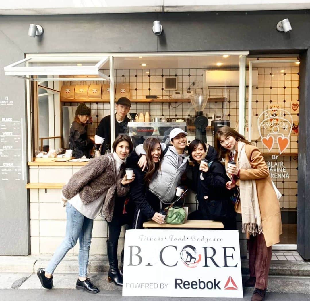 Erika Yamaguchiさんのインスタグラム写真 - (Erika YamaguchiInstagram)「美コアインストラクターたちと💋  撮影ほんとお疲れ様😌💓 いつもありがとう✨  出来上がり楽しみね😊😍 @fukumitadaishi  は私の好きな写真家の１人❤  これからも良いもの沢山つくりたい😍  #セレブボディの仕掛け人 #Bcore #山口絵里加 #erikayamaguchi  #細く締める #パーソナルトレーナー #フィットネスインストラクター#personaltrainer #fitnessinstractor #diet #ダイエット#体幹 #体温上昇 #youtuber #美コア東京スタジオ #トレーニング#ヨガ#ピラティス#フィットネス女子#プラス思考  #リーボック#reebok#美コア #イベント#東京 #麻布十番」2月19日 23時00分 - erika__yamaguchi