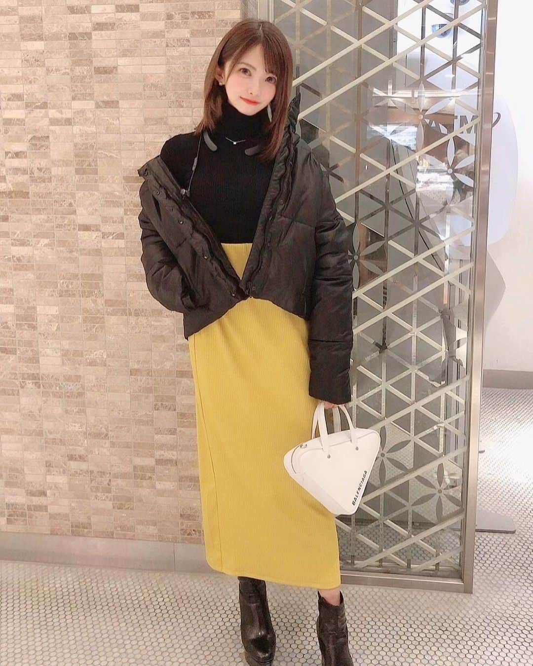 岡田栞奈のインスタグラム：「今日の私服💗  coat:givenchy tops:gu skirt:gu shoes:cocodeal bag:balenciaga  スカートは昨日買ったやつ💛 マスタード色でウエストもゴムだから楽ちん🎵 #今日のコーデ #主婦の私服 #女子会コーデ #お洒落  #ジバンシイ #バレンシアガ #ジーユー  #購入品 #スカート #格好つけてるけど後ろATM」
