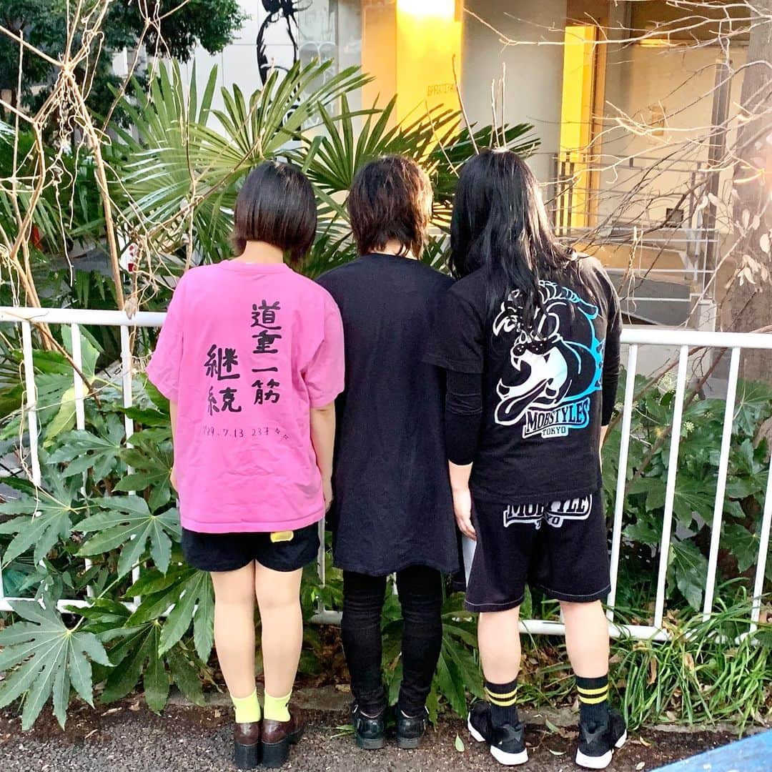 鹿野淳のインスタグラム：「後ろ姿で一発でわかるバンドって、凄いと思う。 取材、お疲れ様でした！」