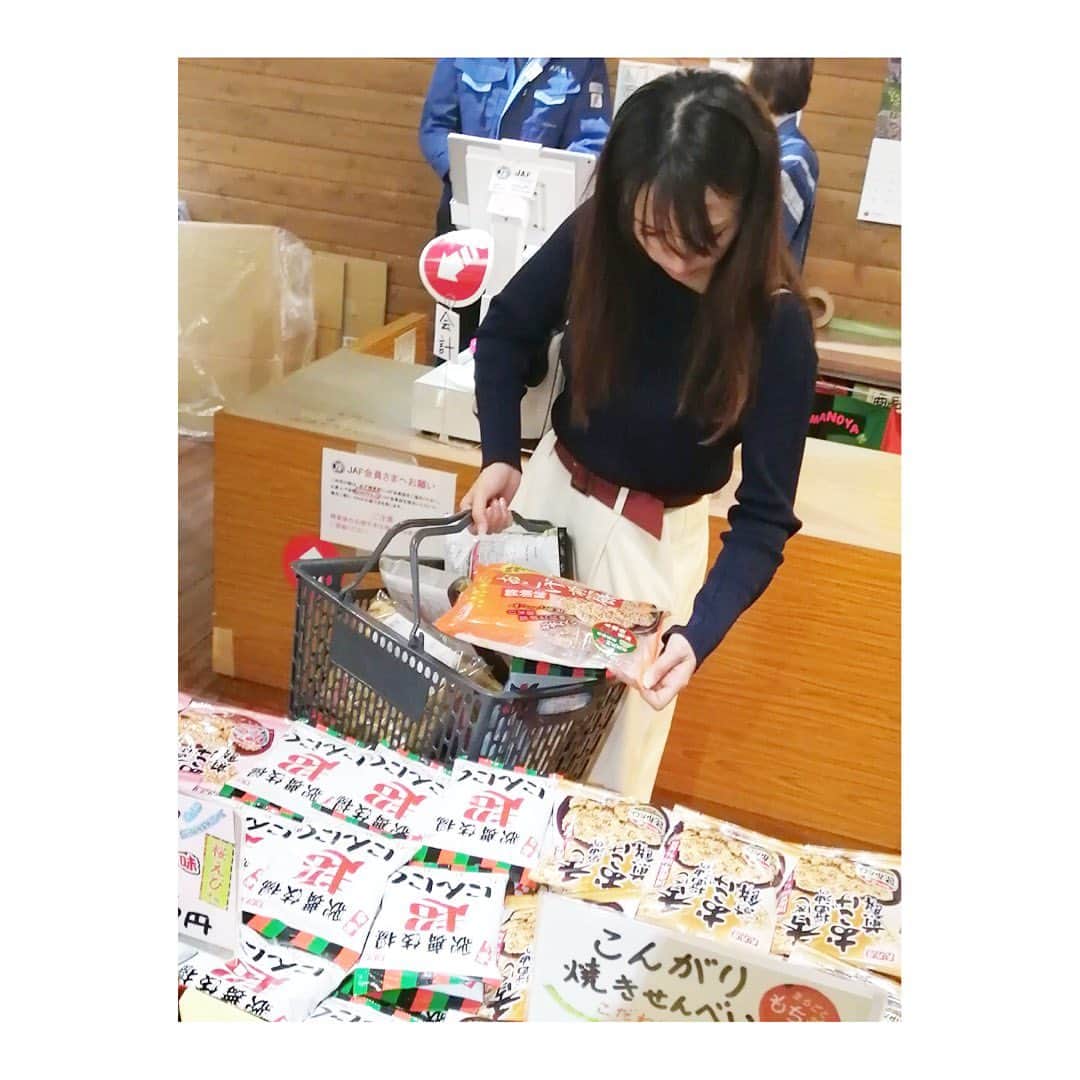 杜野まこさんのインスタグラム写真 - (杜野まこInstagram)「#歌舞伎揚 #天乃屋 #お煎餅 #伝統 直売店にてお買い物🌟 いろーーーんな種類があって驚いた‼️🤭‼️ 夢中になって、大人買い。 みんなに差し入れしちゃったー✨ 楽しかったなぁ〜˶⚈Ɛ⚈˵ #美味しい #みんなも好きでしょ ?」2月19日 23時15分 - makomorino