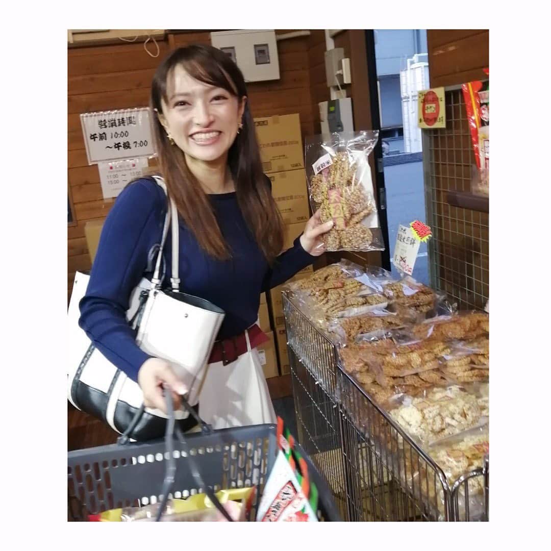 杜野まこさんのインスタグラム写真 - (杜野まこInstagram)「#歌舞伎揚 #天乃屋 #お煎餅 #伝統 直売店にてお買い物🌟 いろーーーんな種類があって驚いた‼️🤭‼️ 夢中になって、大人買い。 みんなに差し入れしちゃったー✨ 楽しかったなぁ〜˶⚈Ɛ⚈˵ #美味しい #みんなも好きでしょ ?」2月19日 23時15分 - makomorino
