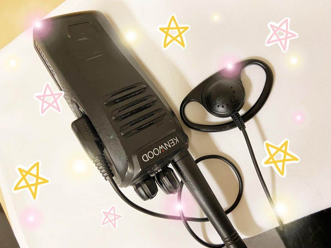 荒尾茉紀のインスタグラム：「まさかシドニーでインカム使うとはっ😍 This takes me back✨ただ、リスニングの難易度は【インカム＞電話＞直接会って話す】今日はずっと【Lobby bar→Lovely bar】だと勘違いしてました😅そんな私に、同僚たちは『楽しんでる？』『Happy？』と何度も聞いてくれます❗️嬉しい&ありがたい😊 #sydney #留学 #studentvisaaustralia #ルームサービス #thankyou」
