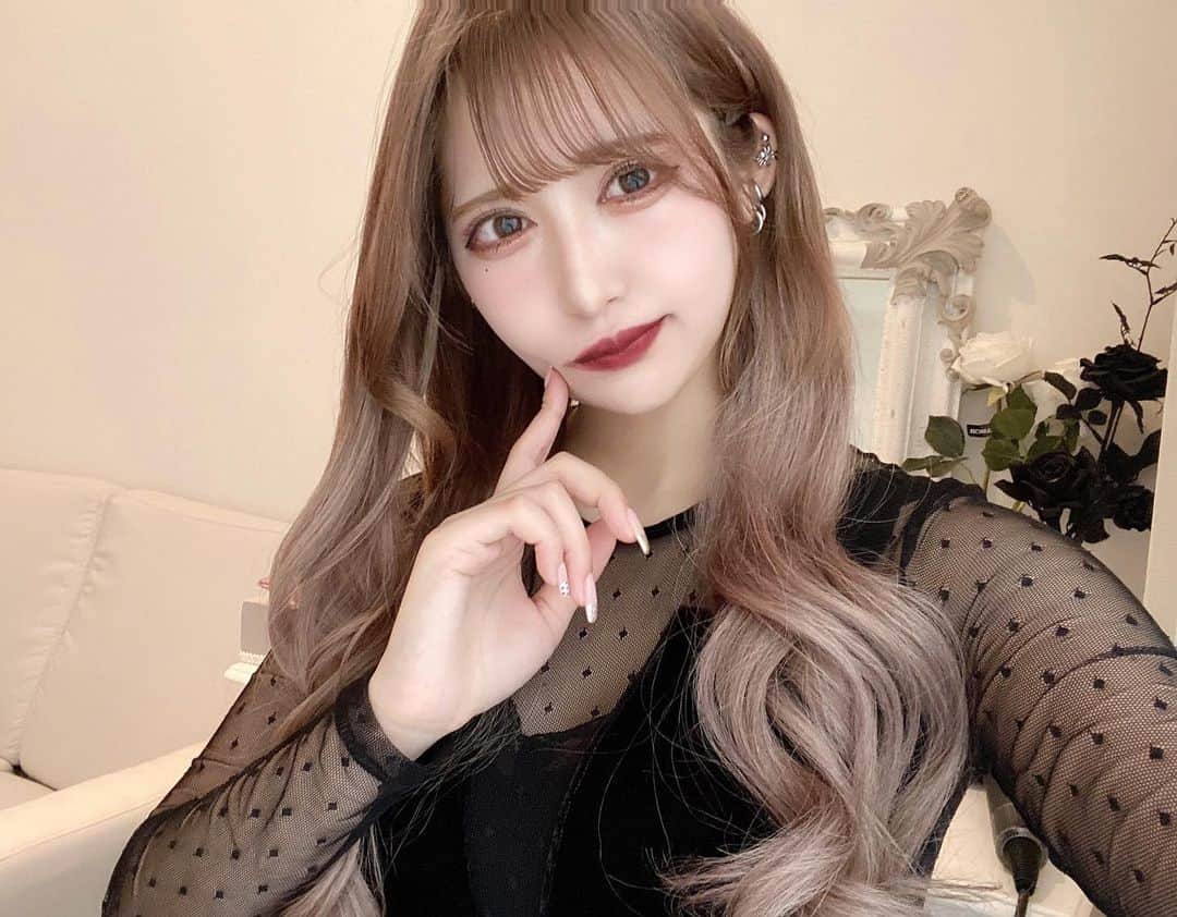 一ノ瀬りとのインスタグラム：「1週間くらい前にえくつけた˘• ̫ •˘ずーっとまえからハイトーンロングしたかったから念願うれしすぎる˘• ̫ •˘🖤🖤」
