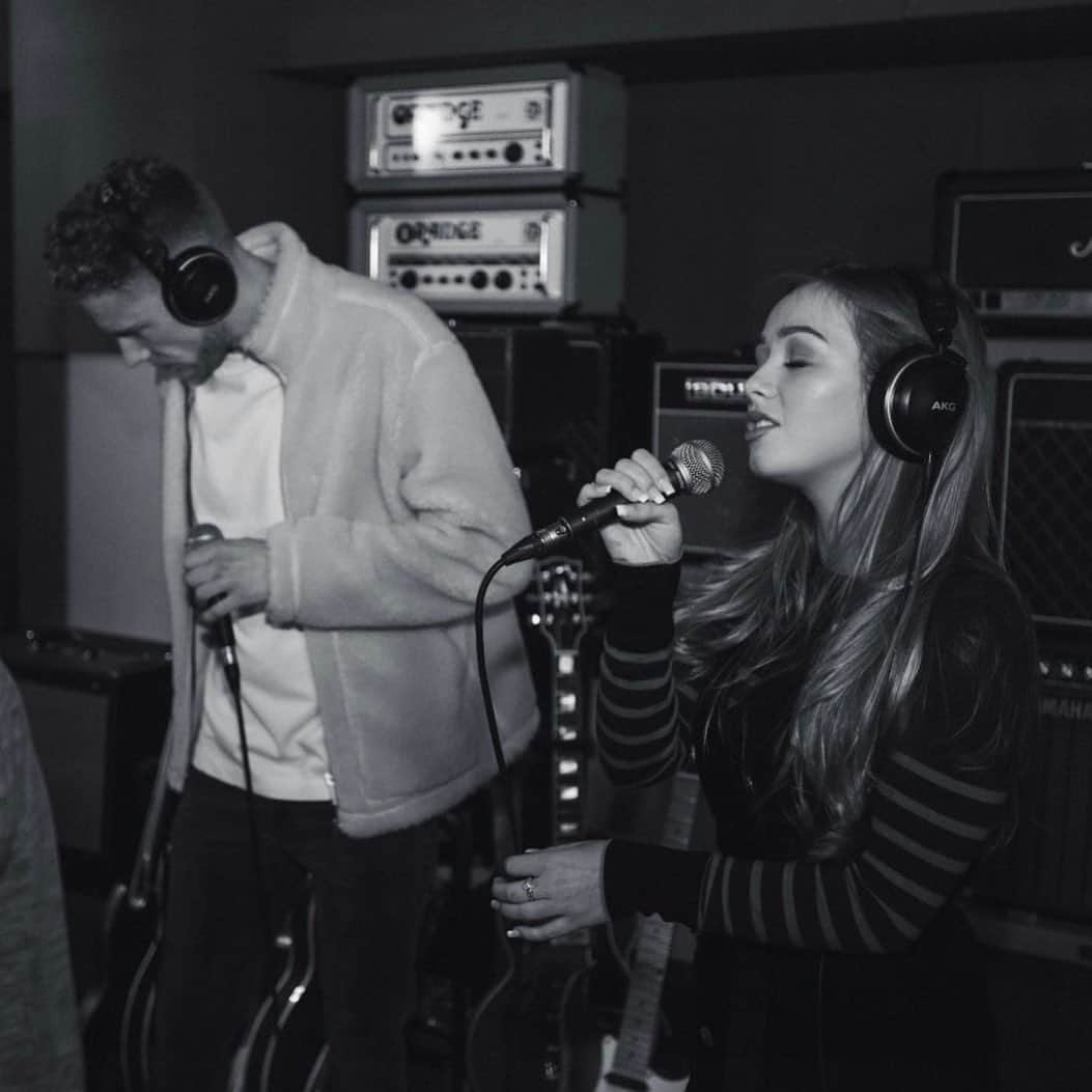 コニー・タルボットのインスタグラム：「Can’t wait for you to see mine and @aidanmartinreal little creation Fridayyy🖤」
