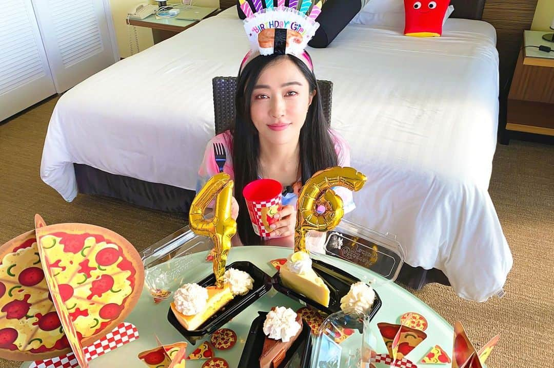 橋口いくよさんのインスタグラム写真 - (橋口いくよInstagram)「Happy 46th birthday to0o0o0o0oooo  me！﻿ ﻿ ２／１７はお誕生日でした。﻿ いやー、正直な話すれば、今年はぜんぜんいい誕生日じゃなかったんですよ。﻿ ハワイでご機嫌な自分がうらやましかったわあ。﻿ そんな人のために撮ったんだよ（笑）﻿ ﻿ ということで、写真は、先月ハワイに行った時に誕生日動画撮影の時のもの。﻿ なんでこんなことになってるかは、インスタプロフィール欄から動画で黄色い枠のついたサムネイルの﻿ ★激ウマ熱狂ケーキ★　﻿ のやつを見てくださいね。﻿ ﻿ #hawaii #oahu #hawaiitrip #waikiki  #diet #hawaii2020 #hawaiistagram #beach #sea #bodymake  #hawaiiyoutube #youtube #vlog #hawaiivlog #cheesecakefactory #birthday #オアフ #スイーツ #チーズケーキファクトリー #アロハ萌え #ハワイ #ハワイ旅  #ワイキキ #ビーチ  #ハワイホテル #ハワイ女子旅 #40代 #40代美容 #ユーチューブ #ハワイvlog ﻿ ﻿」2月19日 23時36分 - ikutorias_secret