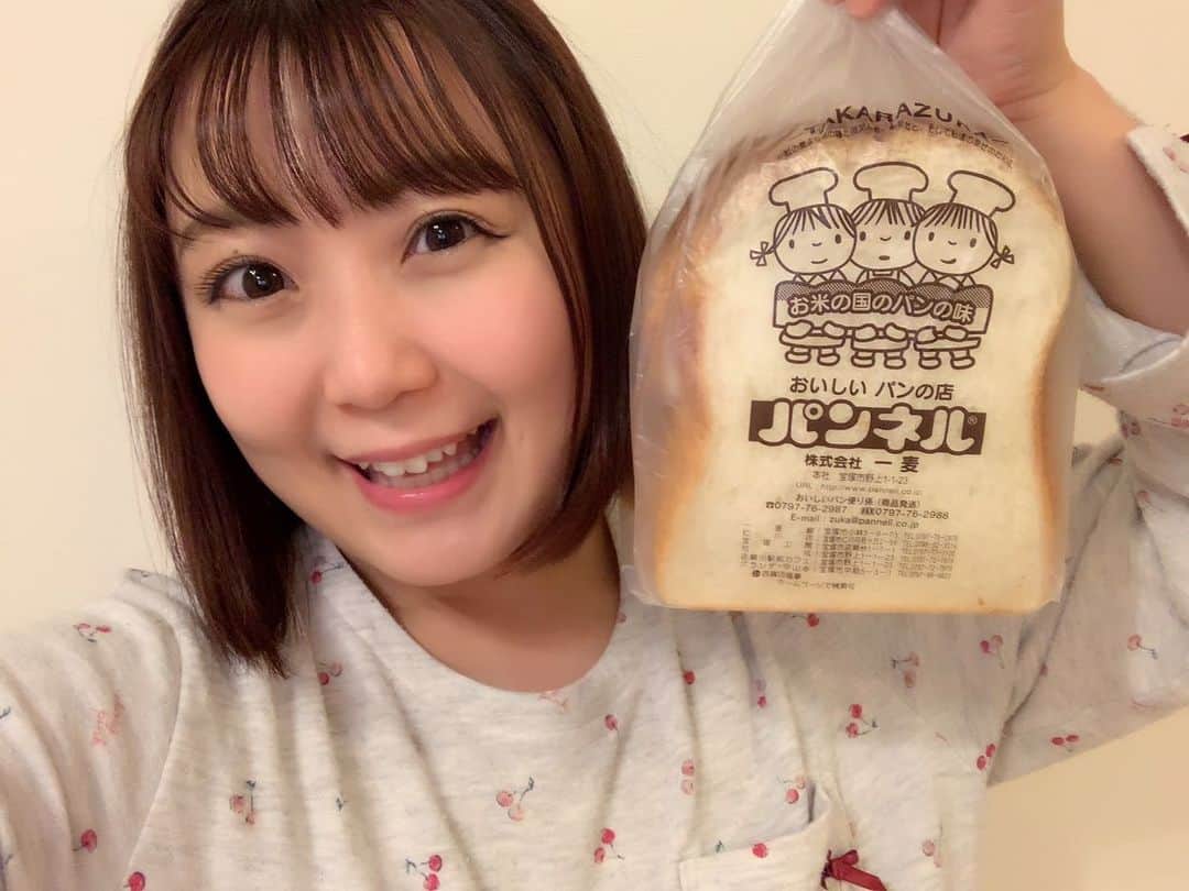 嶋梨夏さんのインスタグラム写真 - (嶋梨夏Instagram)「明日から始まる舞台「re-call」の観劇のために父と母が東京に来てくれたのですが、大大大好きなパンネルの食パンを買って来てくれましたぁぁ😍✨✨めちゃくちゃ久しぶりだ！！嬉しい😭💓パンネルの食パンは柔らかくて甘いから生でそのまま食べるのが1番美味しい💓💓世界で一番大好きな食パンです🍞💕💕💕 #パンネル #パンネルの食パン #兵庫 #宝塚 #食パン #湯種食パン #パン屋さん #bread #舞台リコール #新宿村live #2月20日から3月1日 #舞台 #スイーツ女子 #アラサー女子 #甘党 #丸顔 #ショートボブ #ぷに子 #パジャマ #photooftheday #JAPAN #japanesesweets #japanesegirl #avex #avexmanagement #instagood #followme #極度の甘党 #ricashima #嶋梨夏」2月19日 23時42分 - shimarica_jp