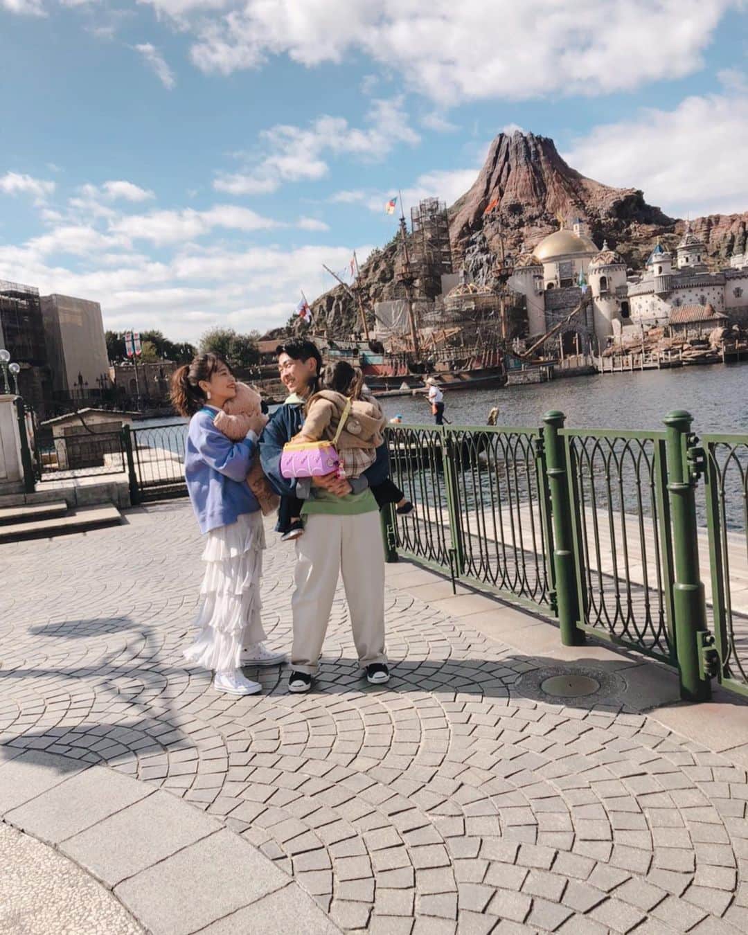 近藤千尋のインスタグラム：「みんなでディズニーシーとランド💖 晴天にも恵まれて素敵な１日でした🥰 ありがとうございました✨☺️ 最後の写メは長女と旦那が イチャイチャしてたから 盗撮しました。笑❤️📸」