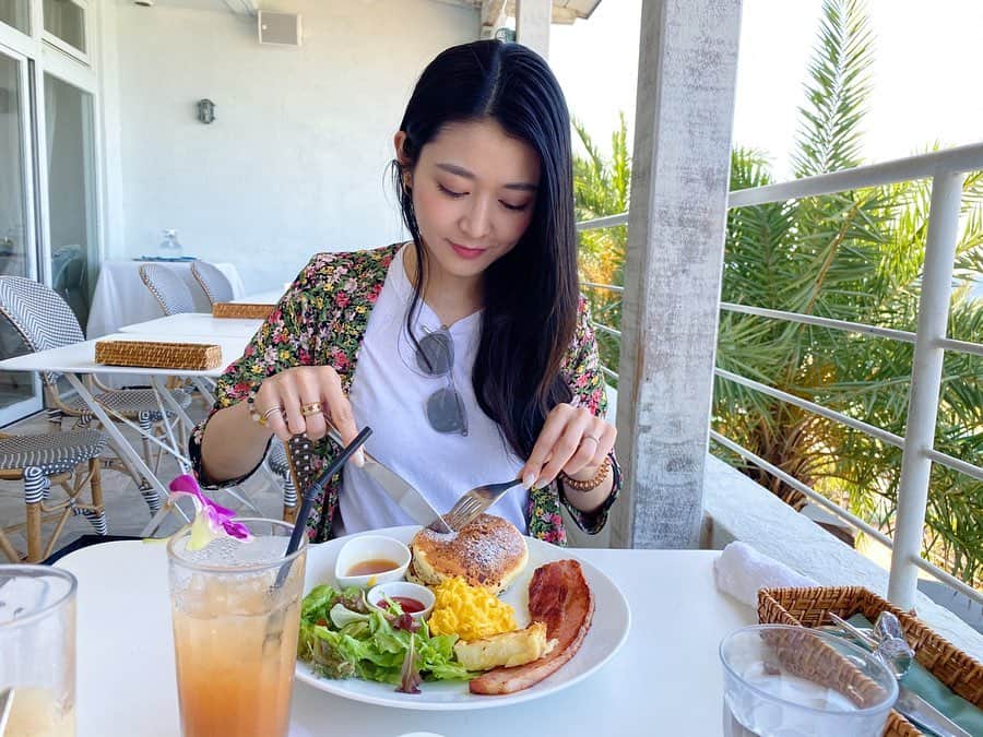 Karunaさんのインスタグラム写真 - (KarunaInstagram)「🍹🥗🥓🥞🌴 チョコチップとフレンチのパンケーキが 美味しくて大満足な朝ごはんでした👩🏻‍🍳🍽 アメリカンビレッジに行かれる際は是非🤍 #seasidecafehanon #沖縄 #思い出投稿」2月19日 23時47分 - karuna0520